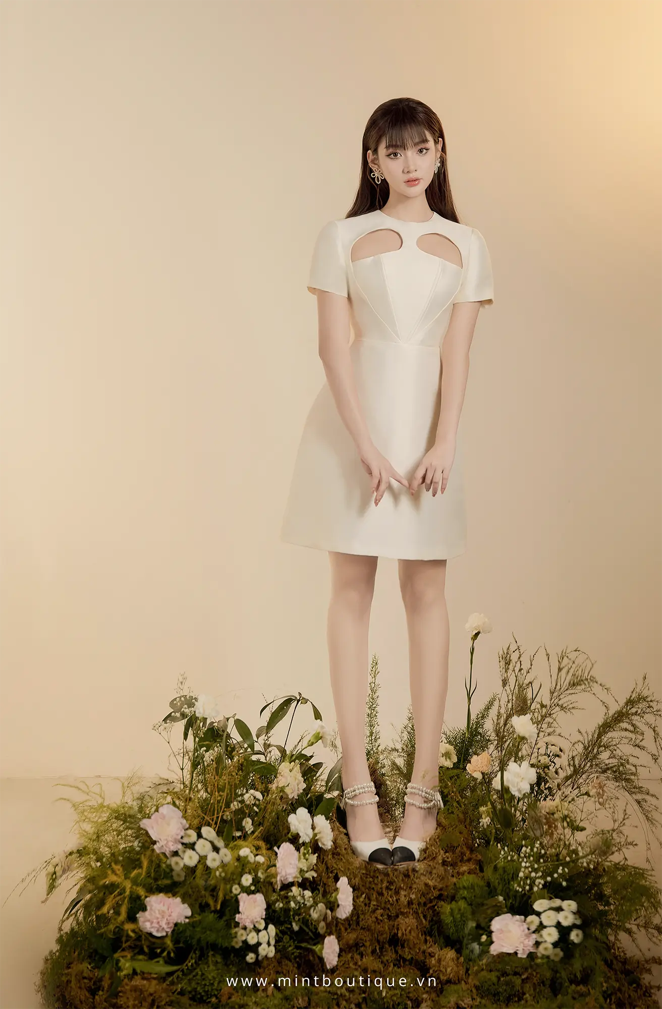 Váy liền mini tatfa kem trái tim cut out ngực - Image 2