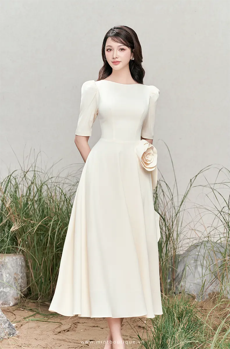 Váy liền midi kem xốp cổ thuyền cuốn hoa eo - Image 2