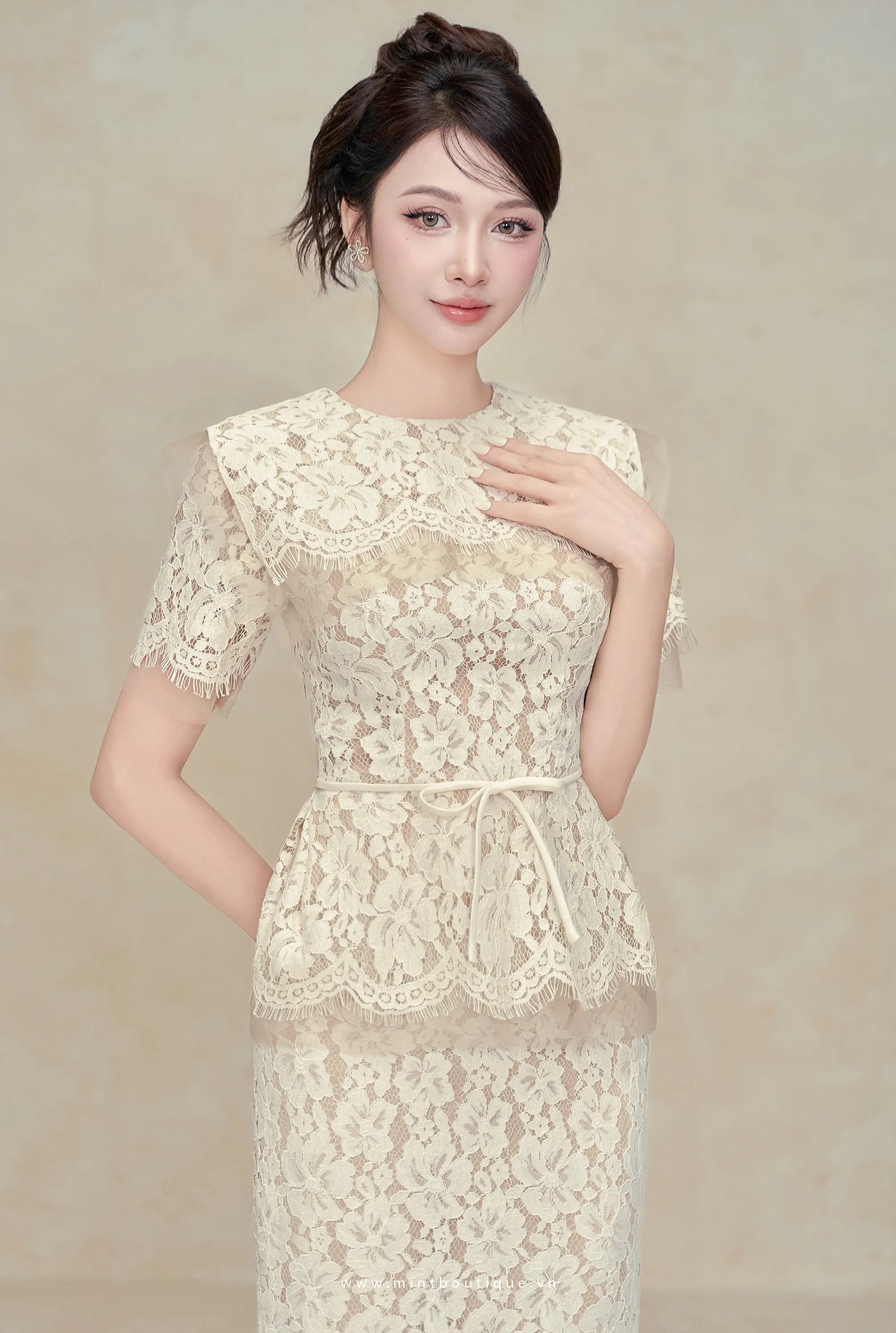 Áo ren kem tua rua tùng peplum cổ thủy thủ phối lưới da khóa sau nơ chỉ kem