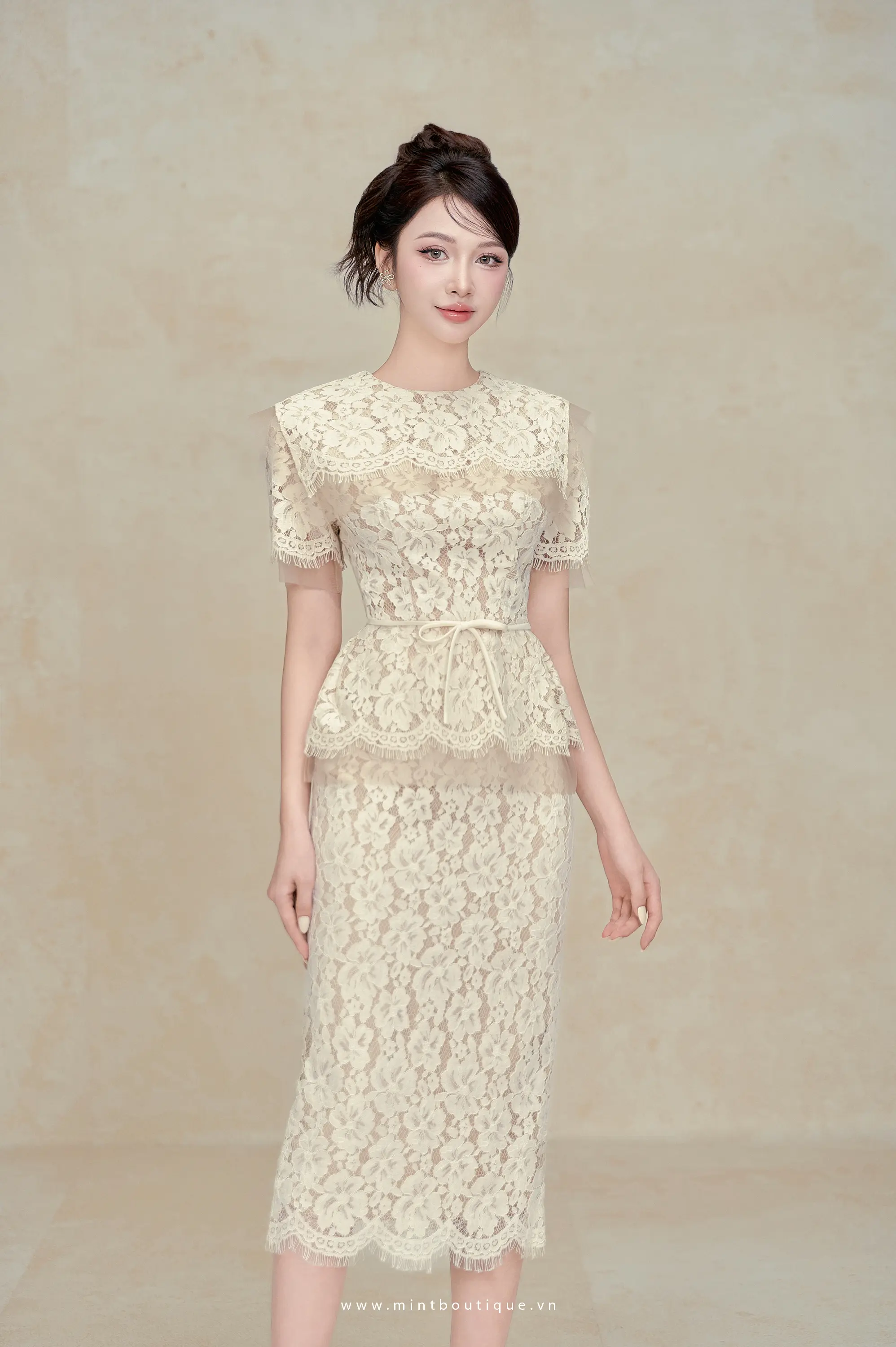 Áo ren kem tua rua tùng peplum cổ thủy thủ phối lưới da khóa sau nơ chỉ kem - Image 3