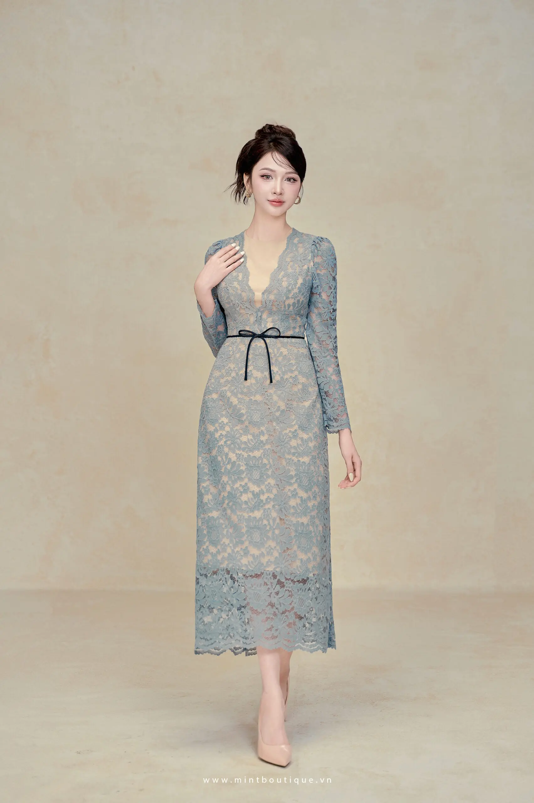 Váy liền midi ren hoa xanh dương cổ V nơ chỉ đen tay dài - Image 7