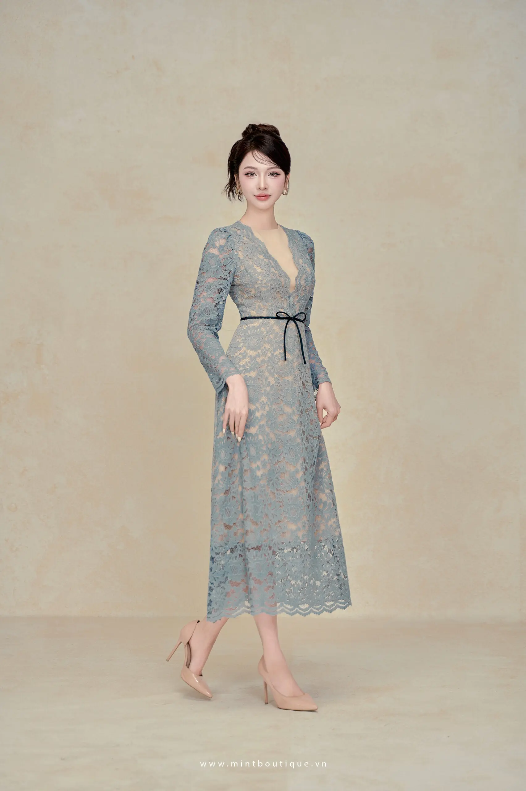 Váy liền midi ren hoa xanh dương cổ V nơ chỉ đen tay dài - Image 3