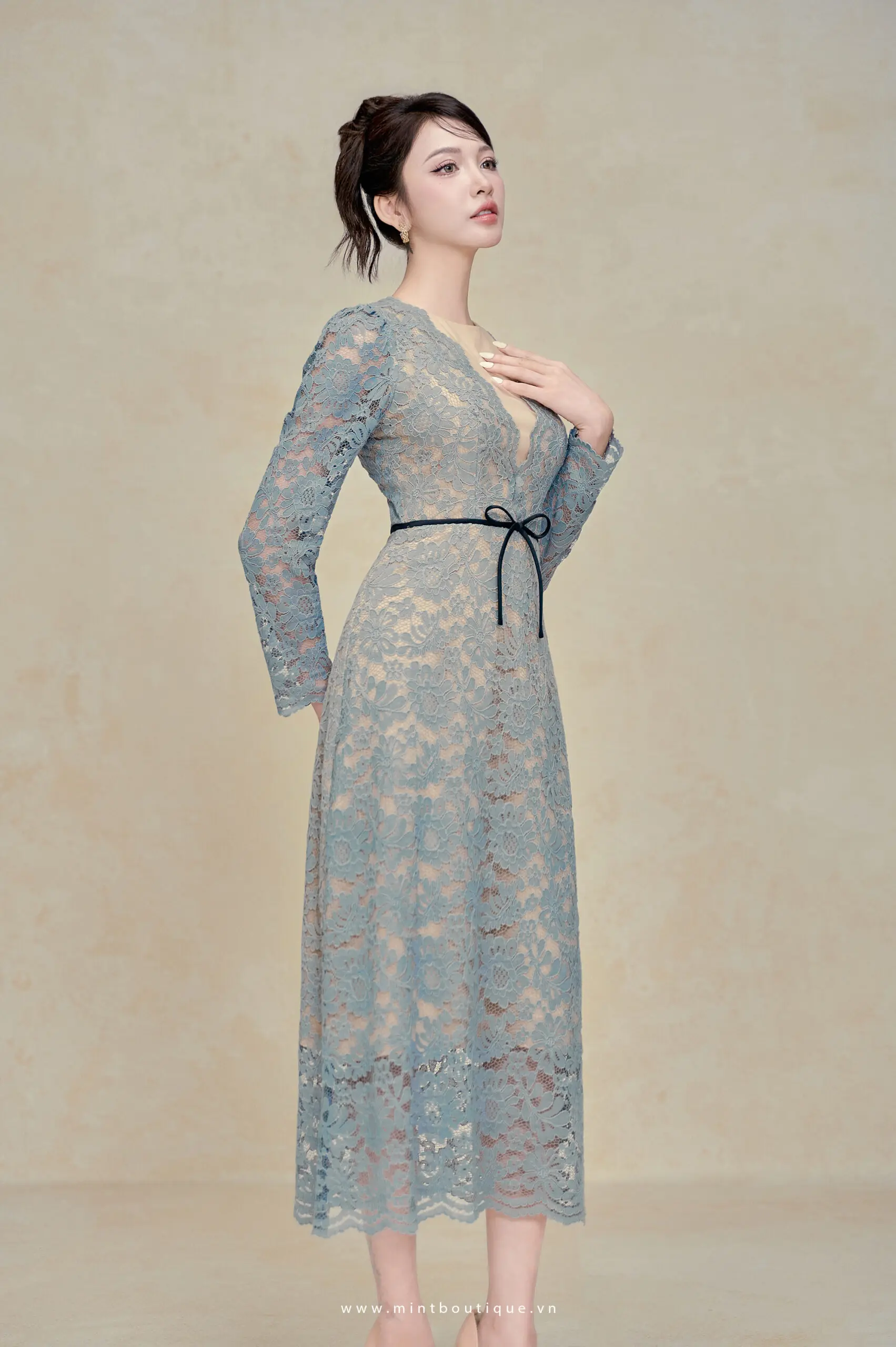 Váy liền midi ren hoa xanh dương cổ V nơ chỉ đen tay dài - Image 6