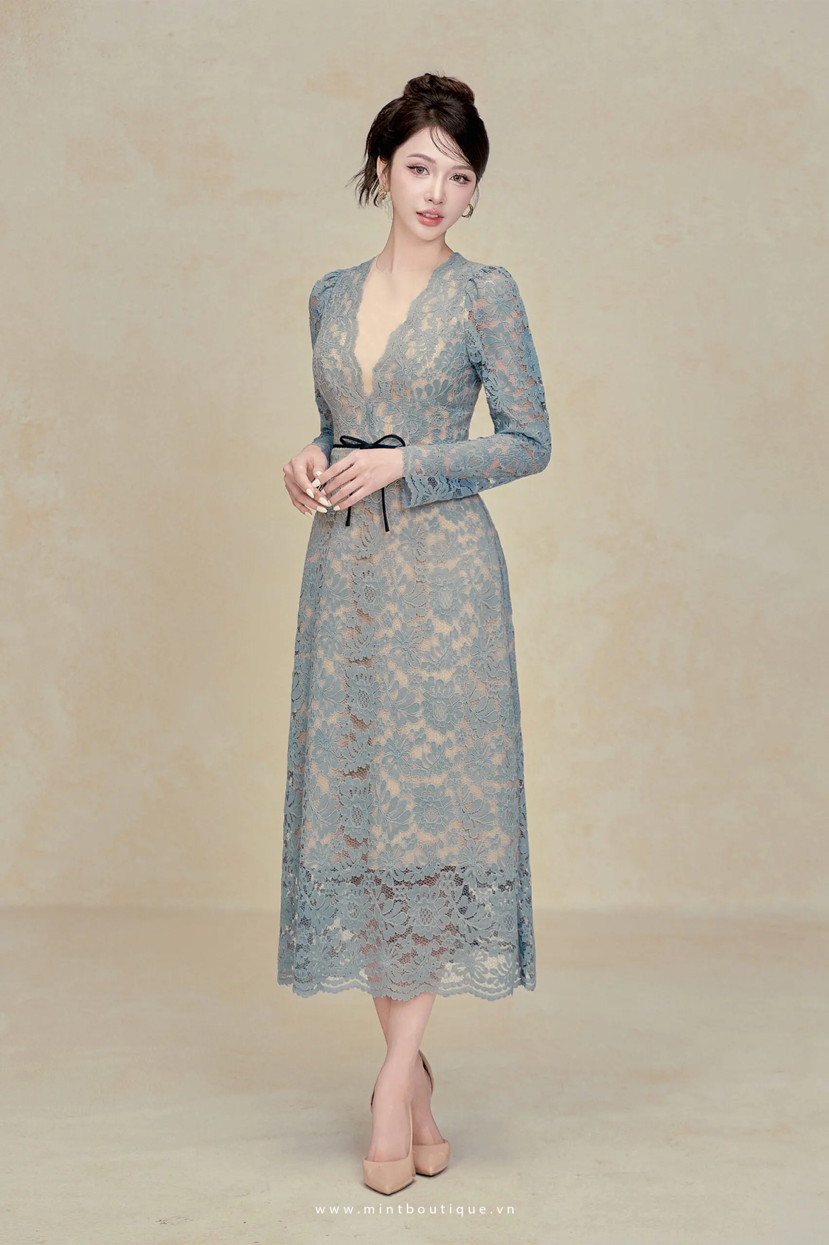 Váy liền midi ren hoa xanh dương cổ V nơ chỉ đen tay dài