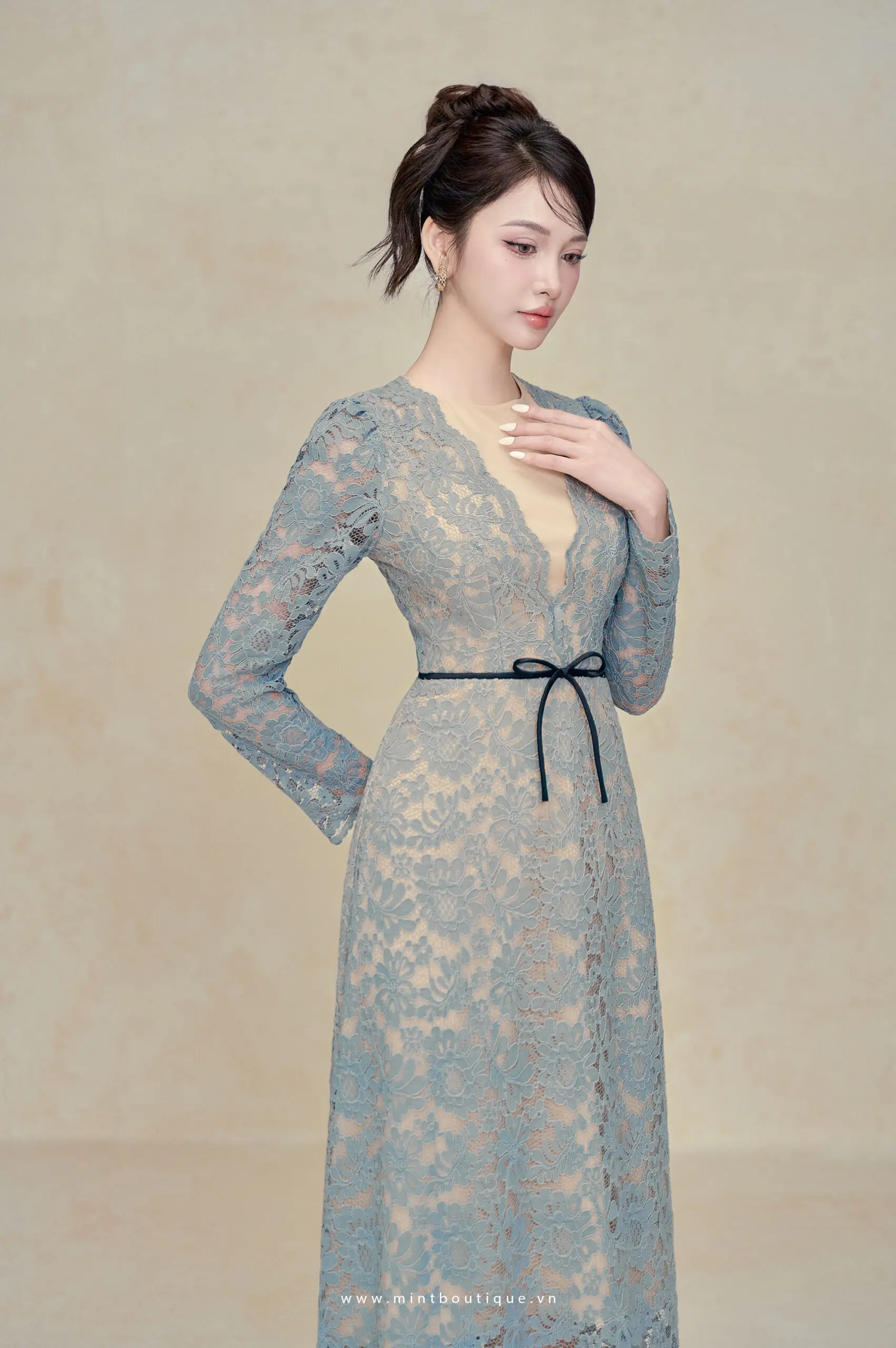 Váy liền midi ren hoa xanh dương cổ V nơ chỉ đen tay dài - Image 2