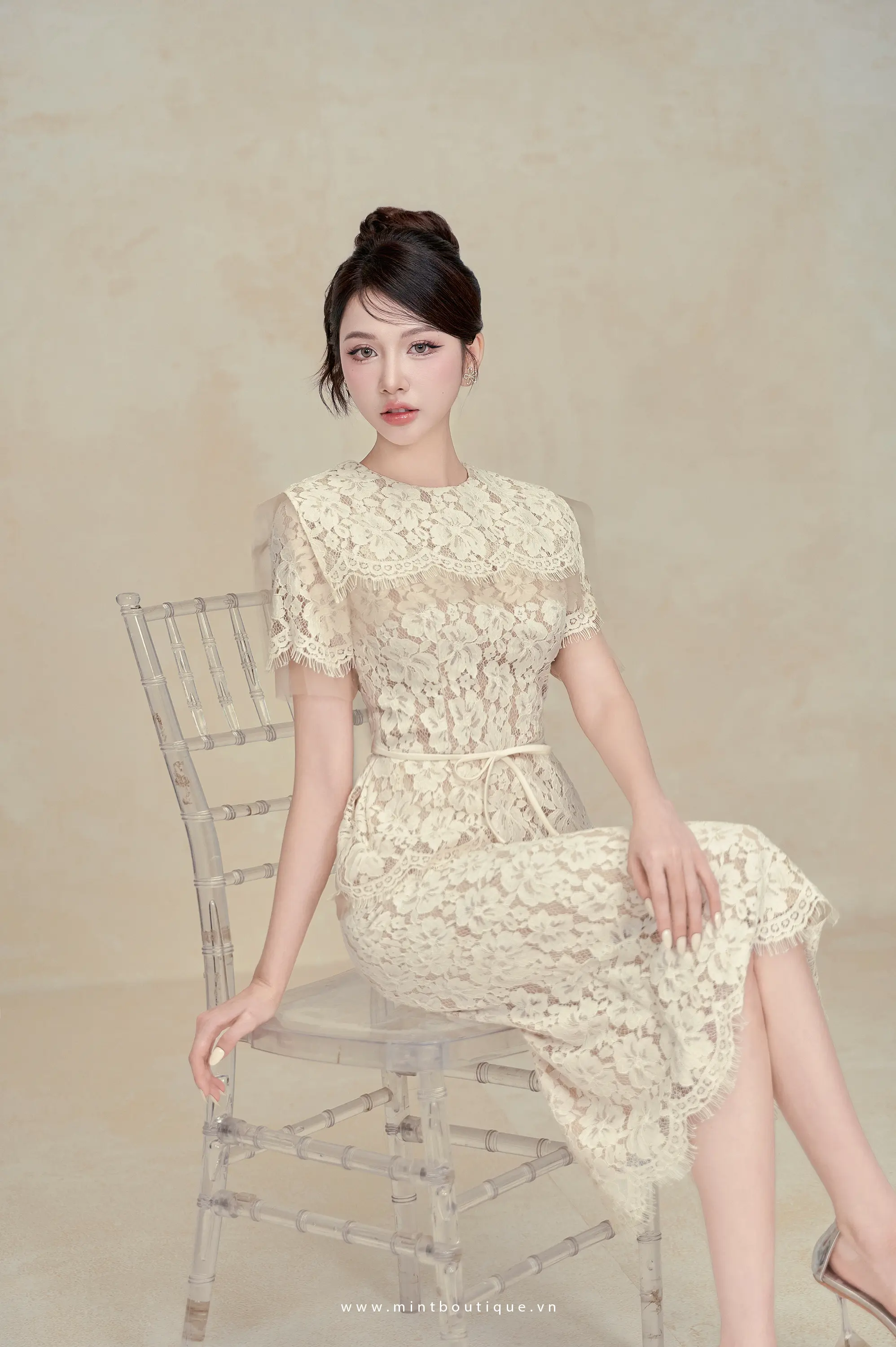 Áo ren kem tua rua tùng peplum cổ thủy thủ phối lưới da khóa sau nơ chỉ kem - Image 2