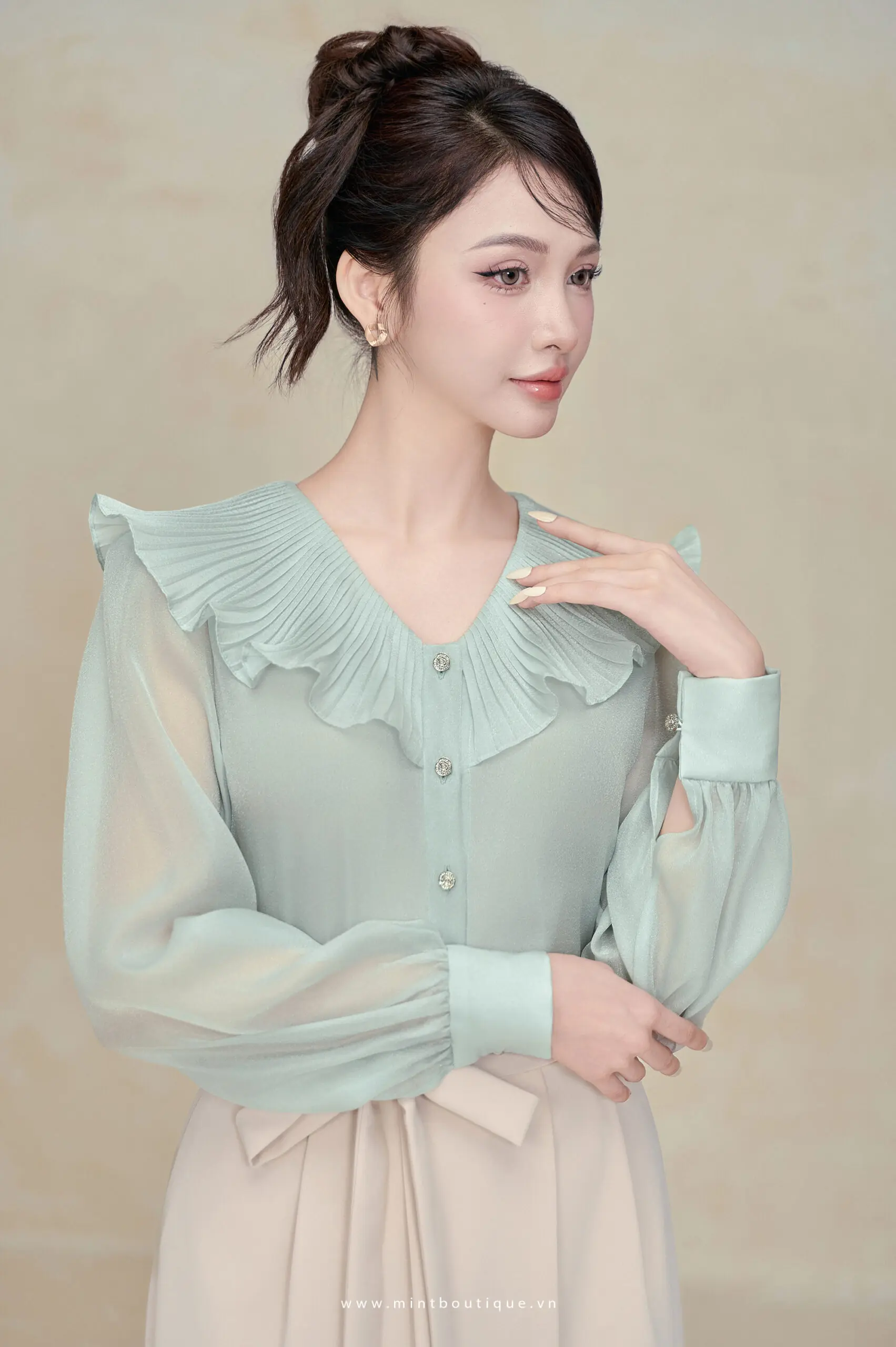 Áo sơ mi tơ óng xanh mint nẹp hở cúc cổ bèo dập ly tăm - Image 2