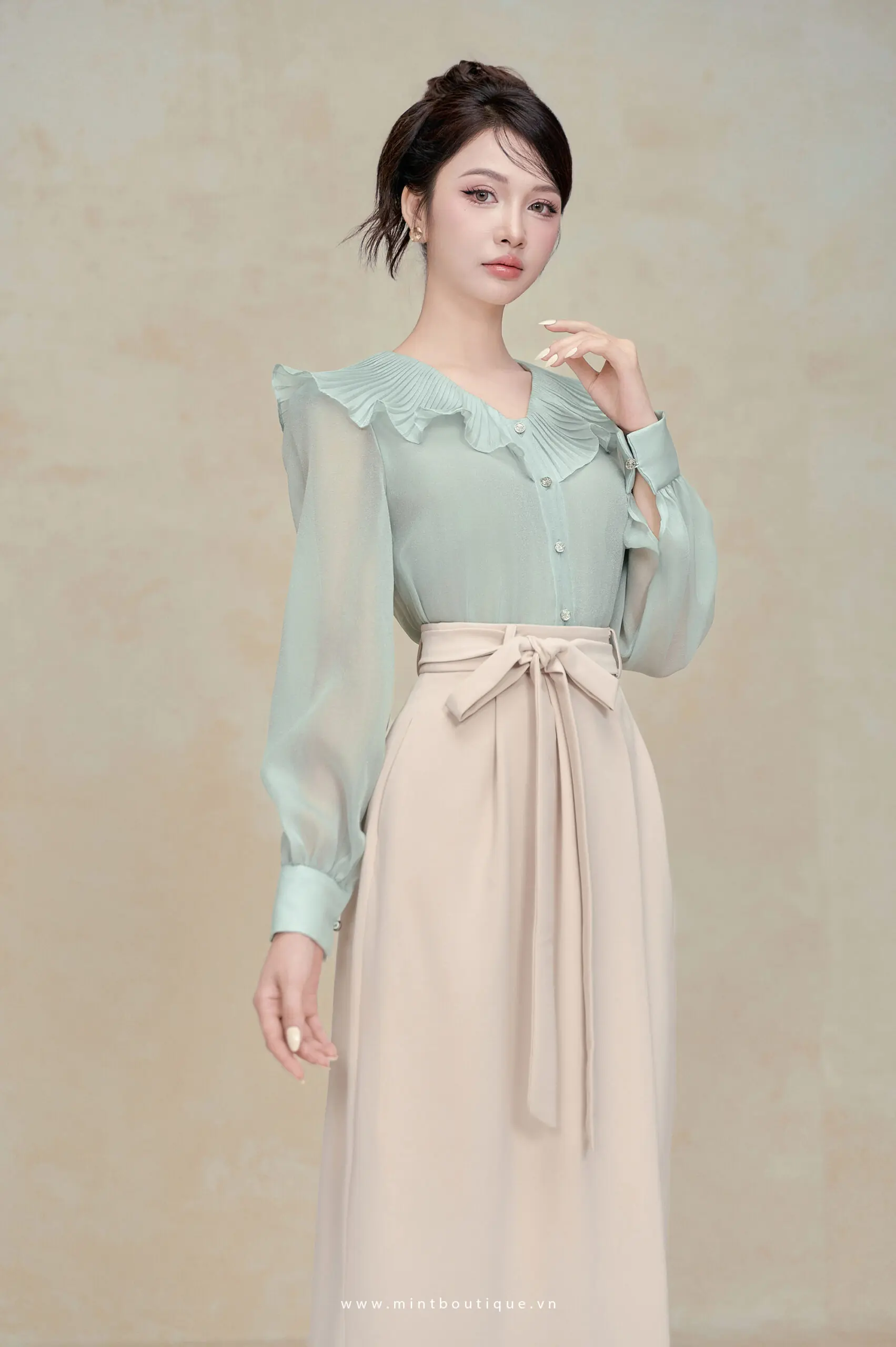 Áo sơ mi tơ óng xanh mint nẹp hở cúc cổ bèo dập ly tăm