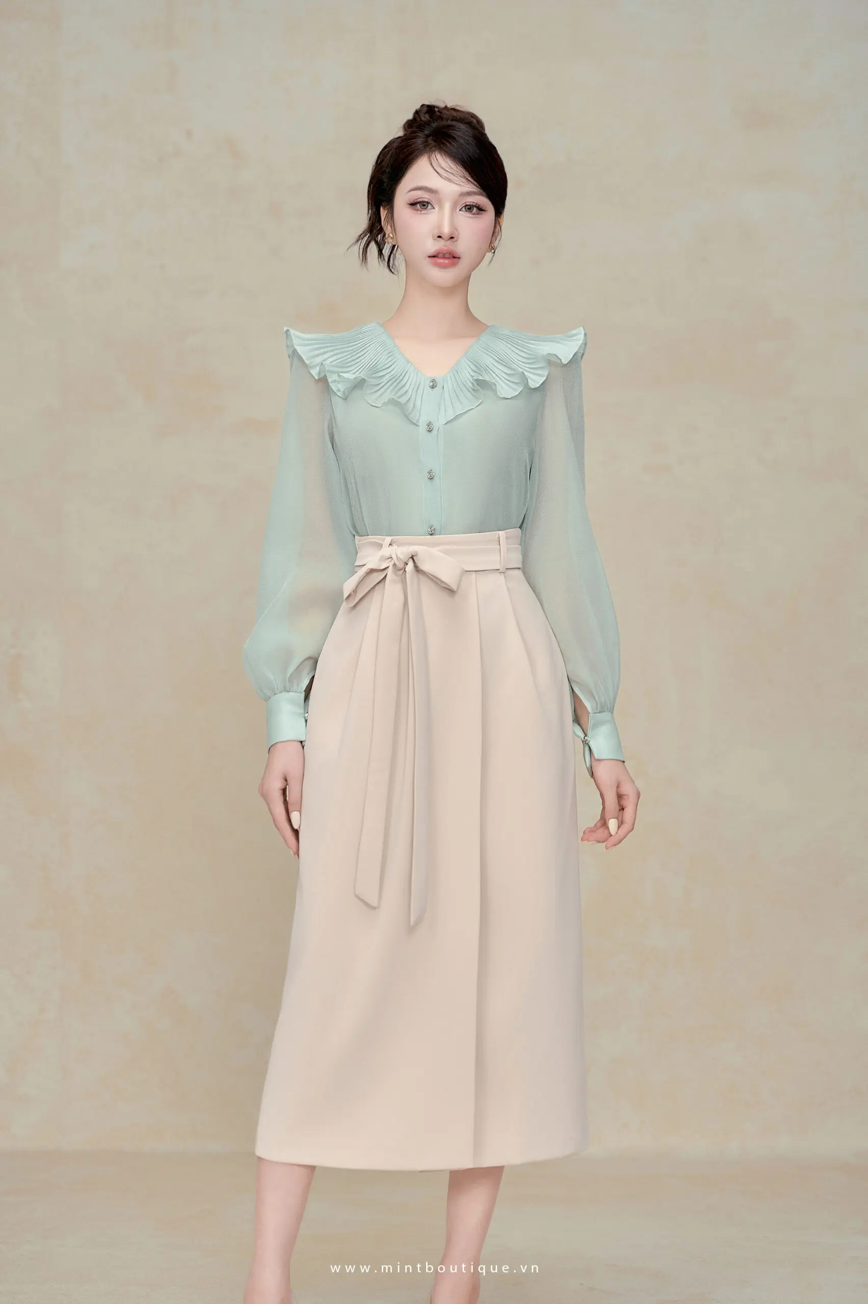 Chân váy chéo dior kem xẻ trước có dây đai buộc nơ