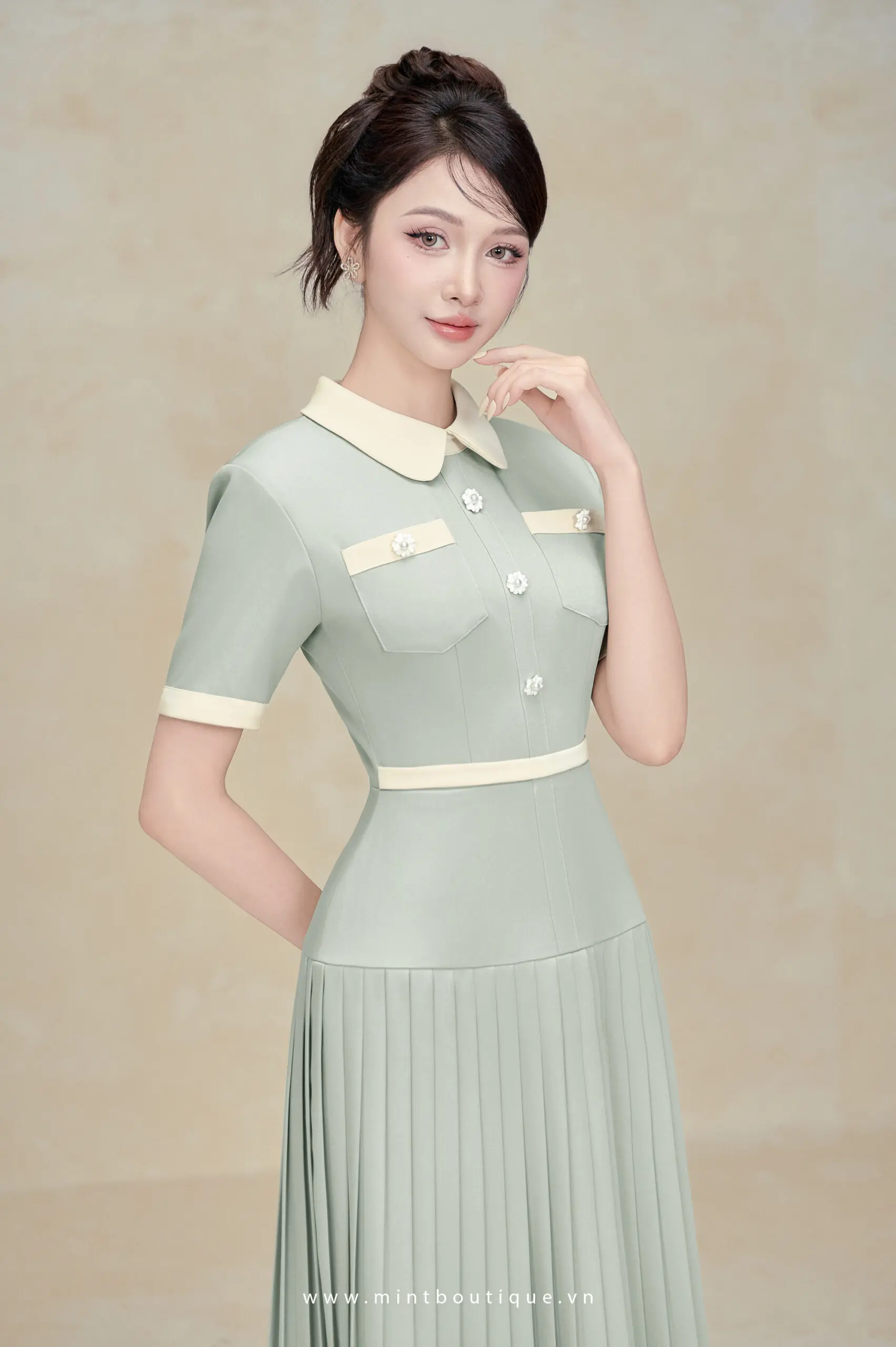 Váy liền midi dior xanh oliu cổ be đính cúc hoa túi ngực tùng xếp ly - Image 6