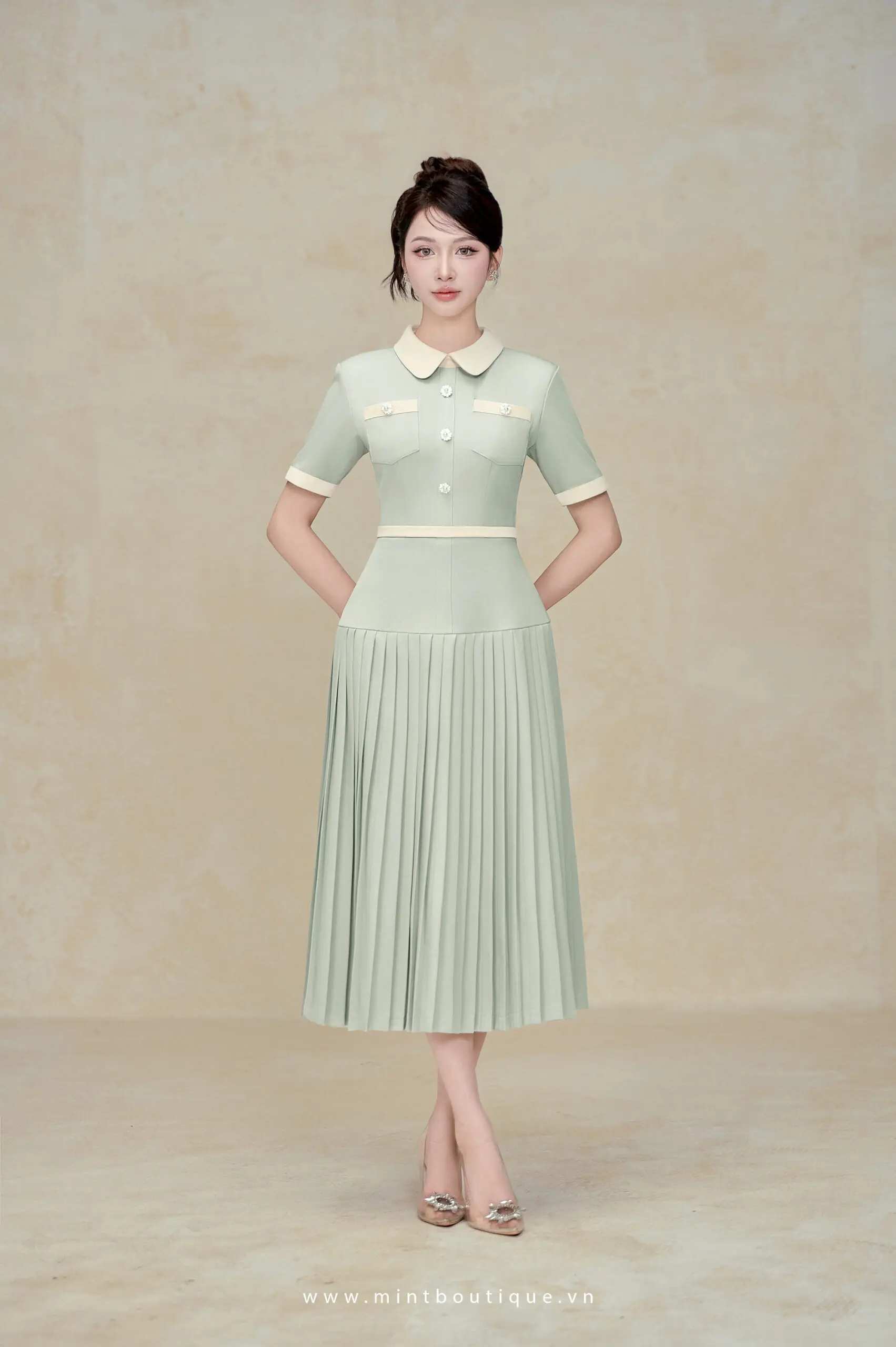 Váy liền midi dior xanh oliu cổ be đính cúc hoa túi ngực tùng xếp ly - Image 4