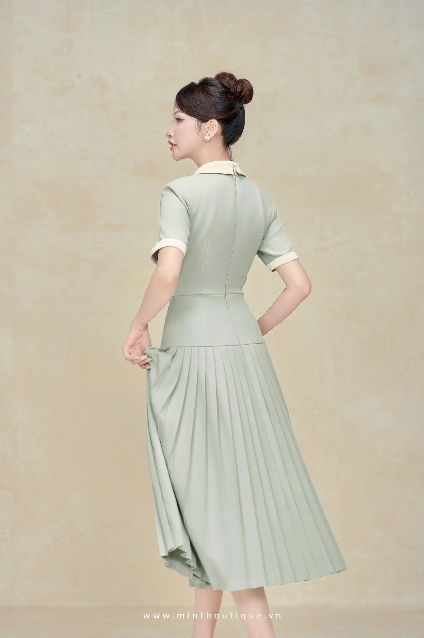 Váy liền midi dior xanh oliu cổ be đính cúc hoa túi ngực tùng xếp ly - Image 3