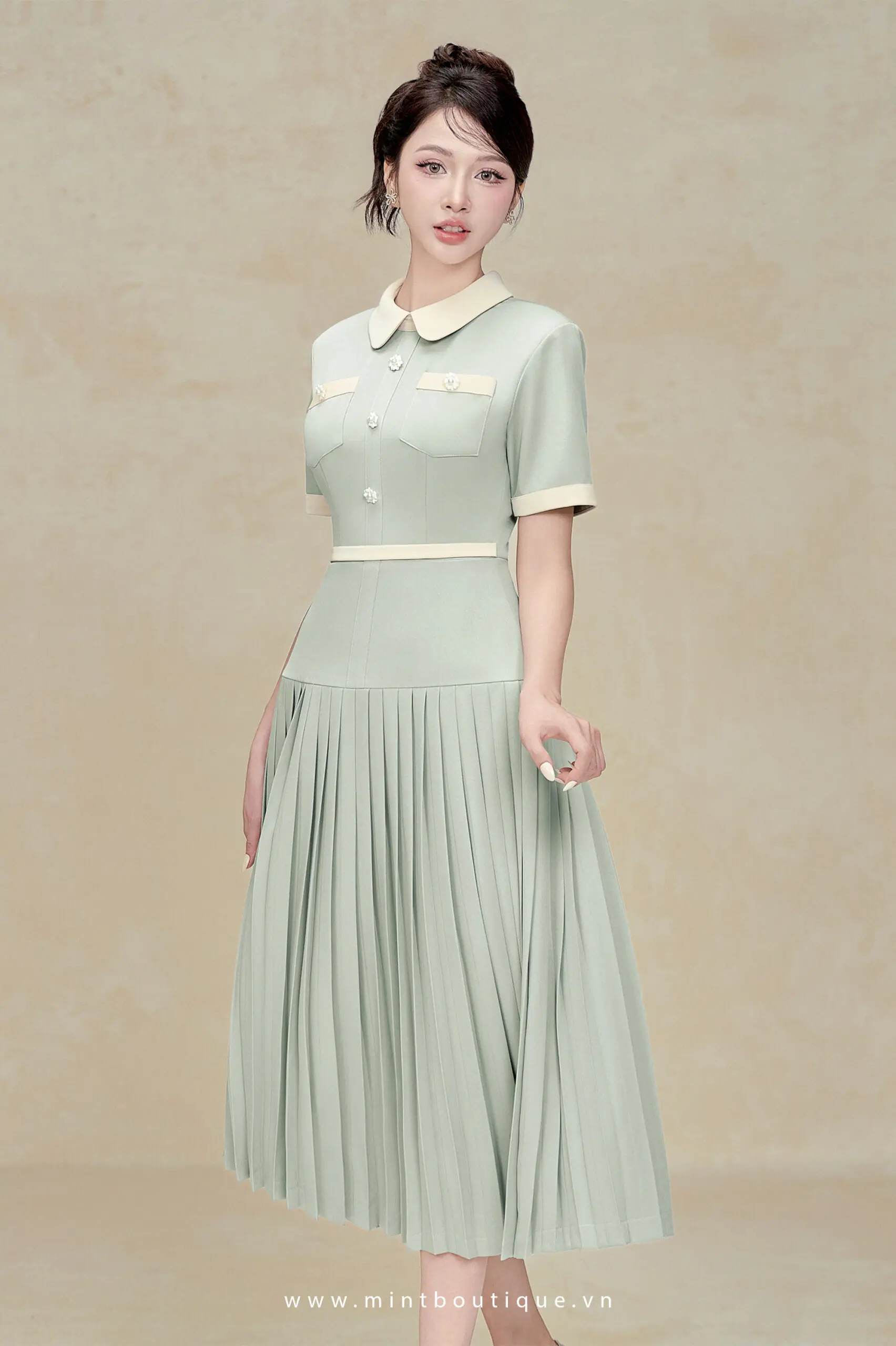 Váy liền midi dior xanh oliu cổ be đính cúc hoa túi ngực tùng xếp ly - Image 2