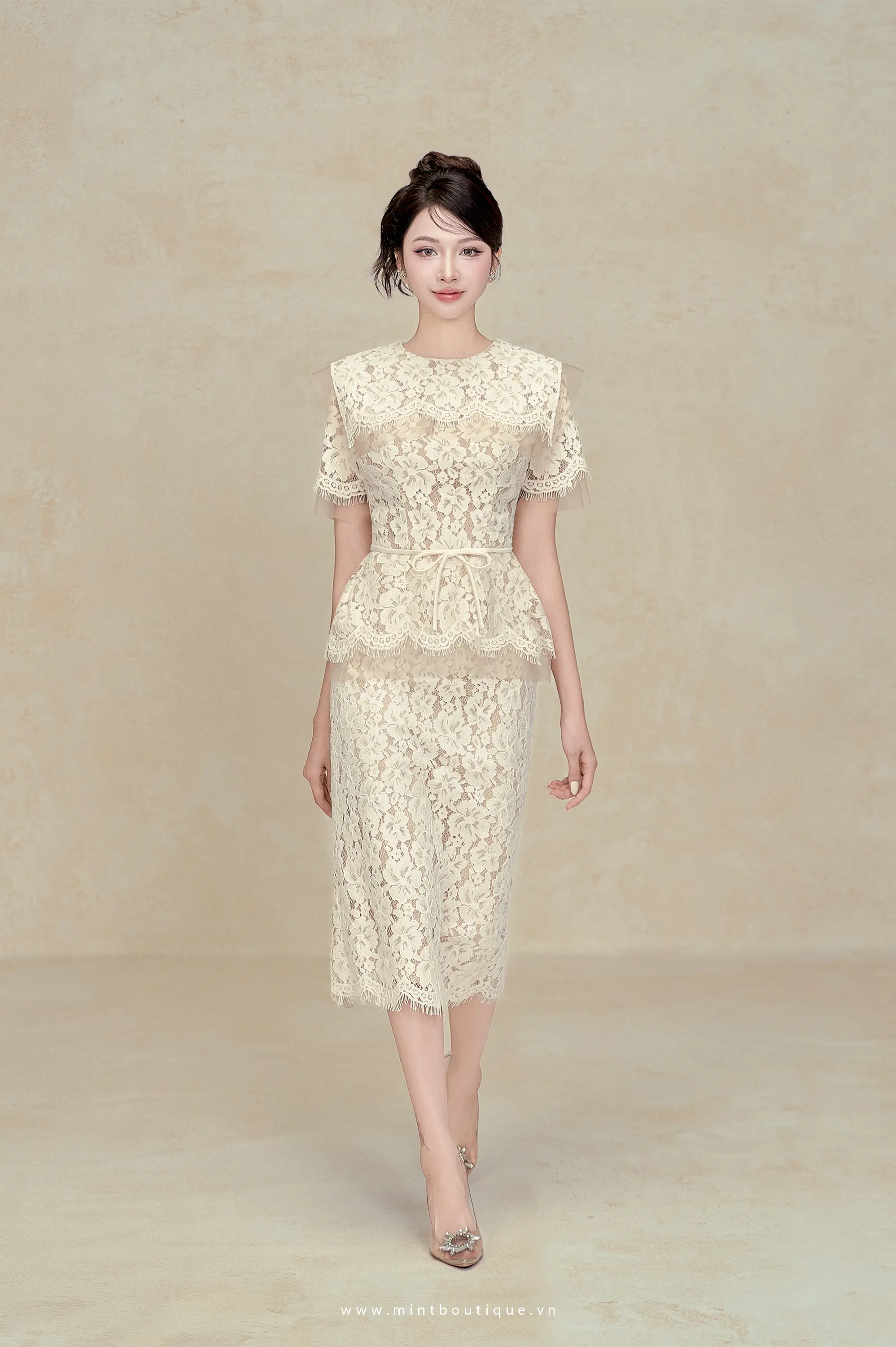 Chân váy bút chì ren kem tua rua cạp liền