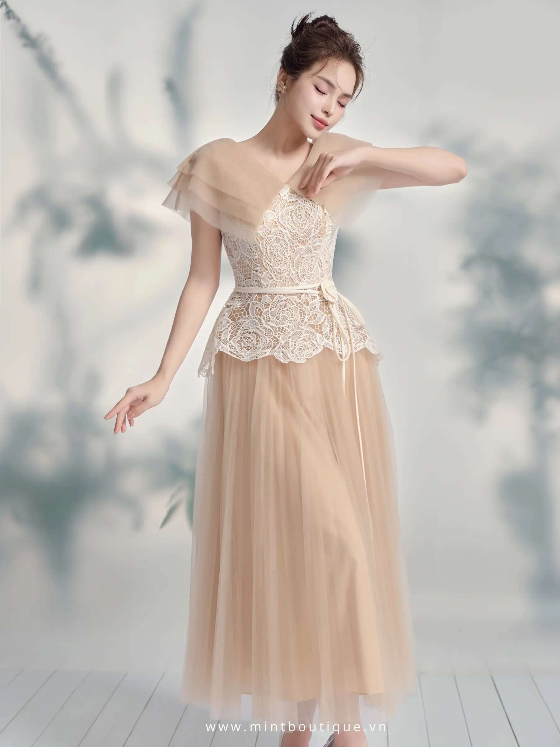 Váy liền ren kem hoa hồng tùng lưới xếp ly rẻ quạt kèm hoa dây rời - Tặng kèm Belt