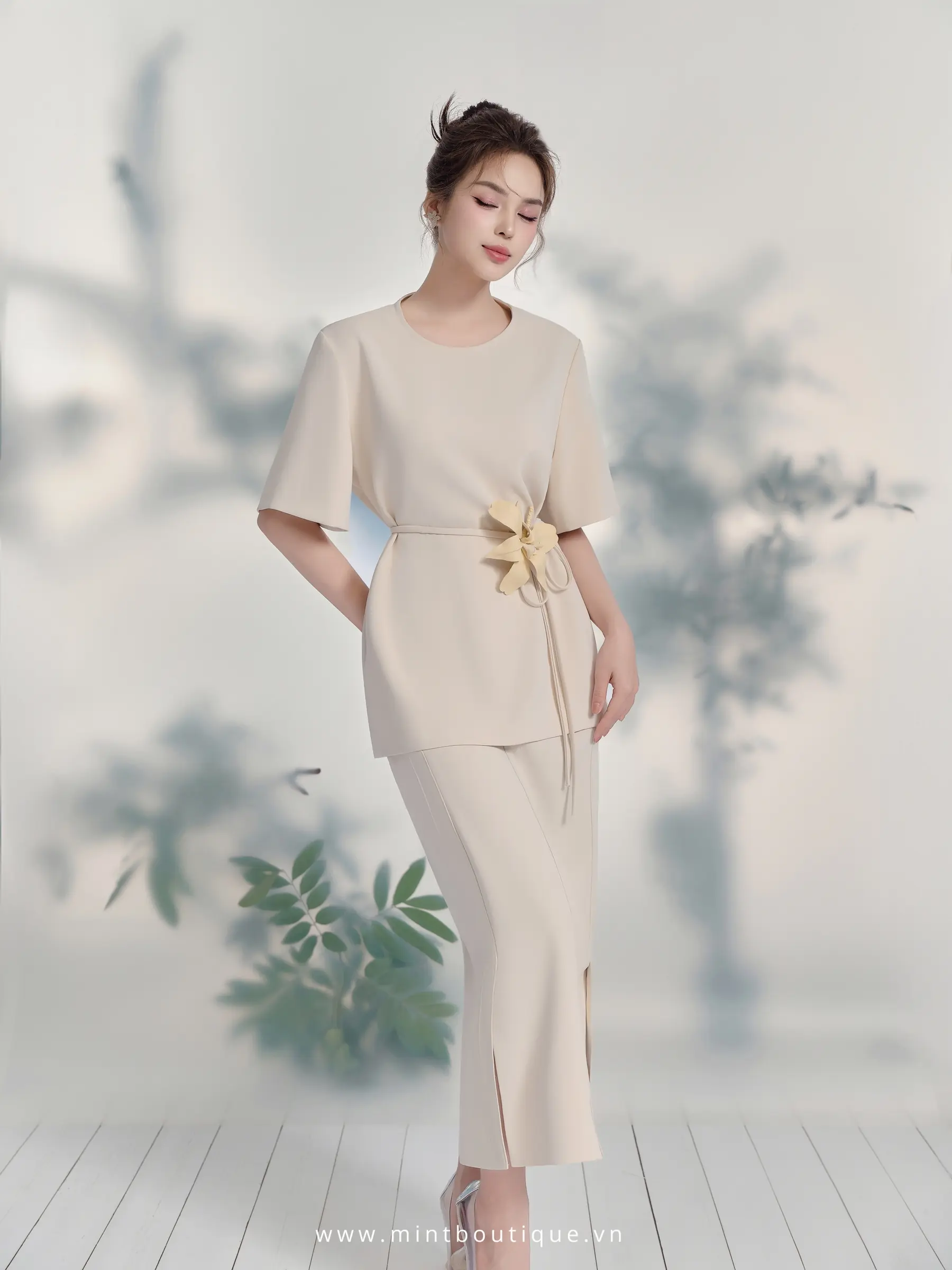 Áo dior kem cổ tròn xẻ sau tay ngắn - Image 2