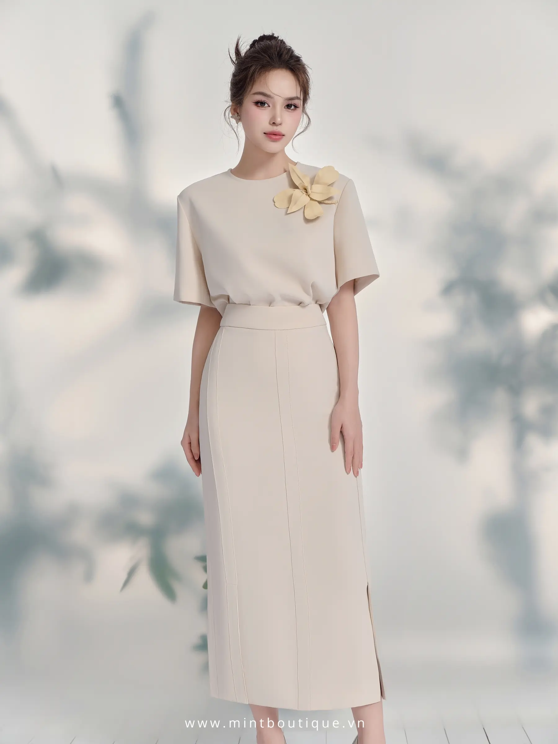 Áo dior kem cổ tròn xẻ sau tay ngắn