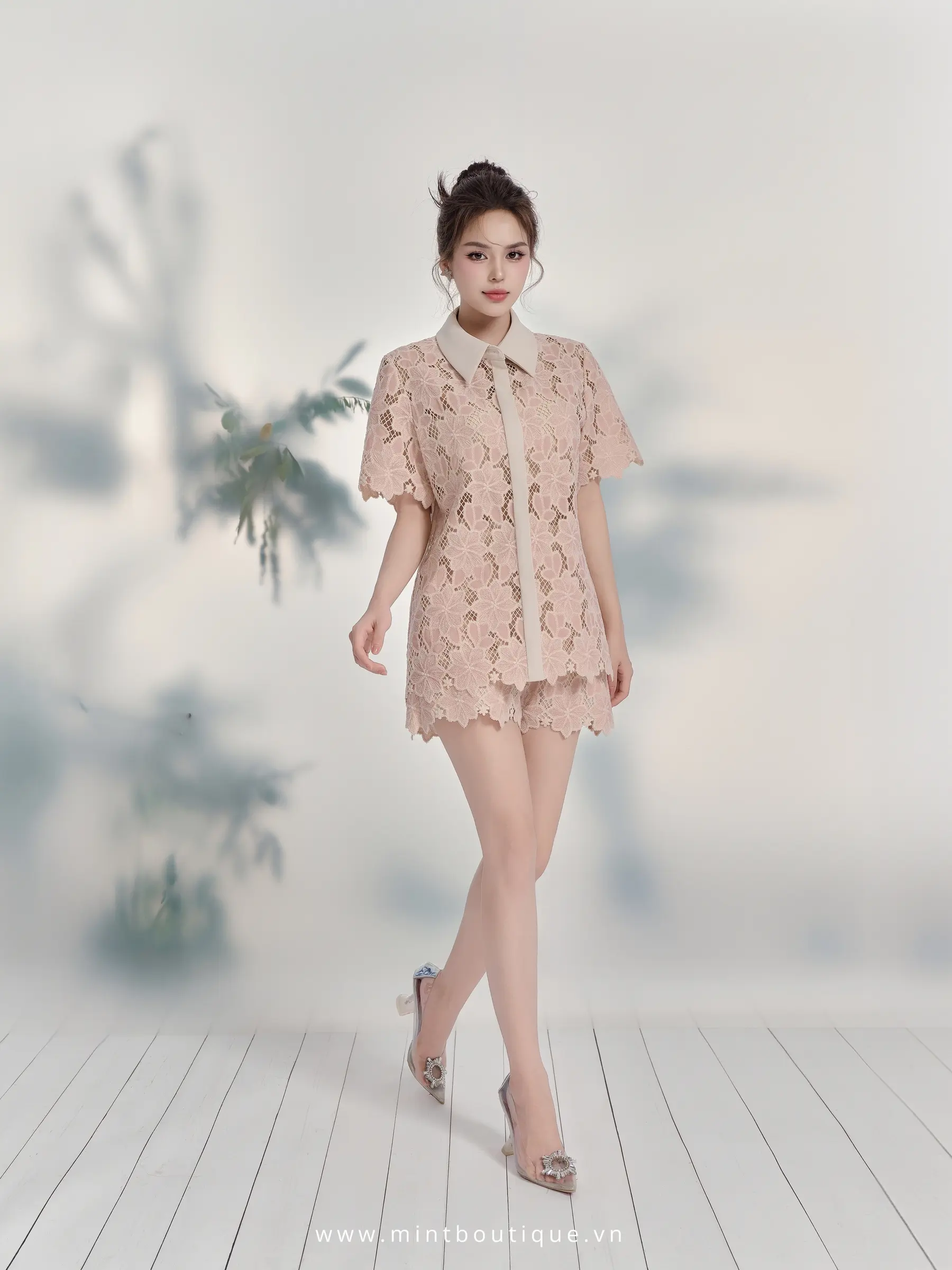 Áo sơ mi ren hoa màu hồng cổ dior kem