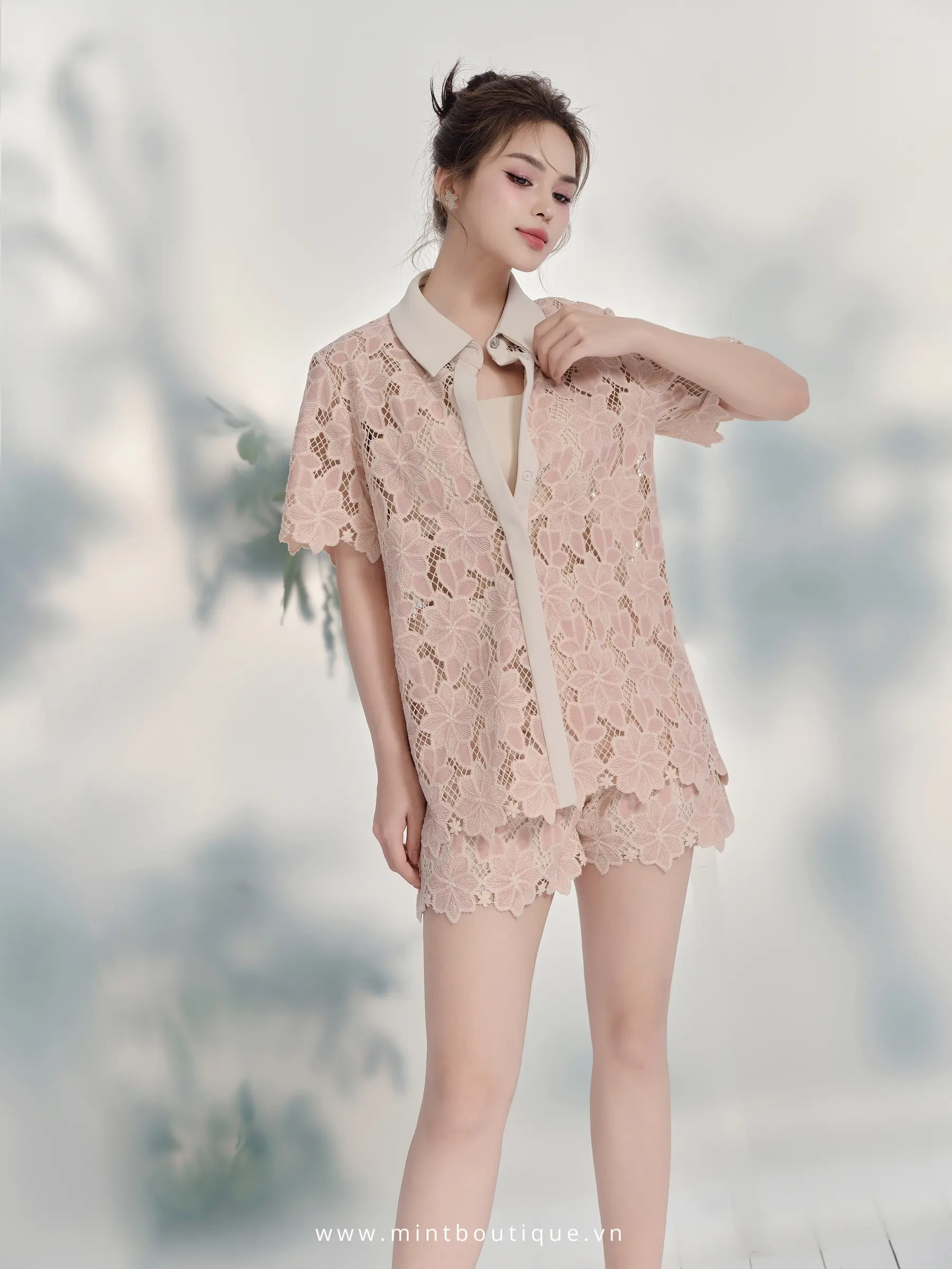 Quần short ren hoa màu hồng cạp dior kem khóa sau