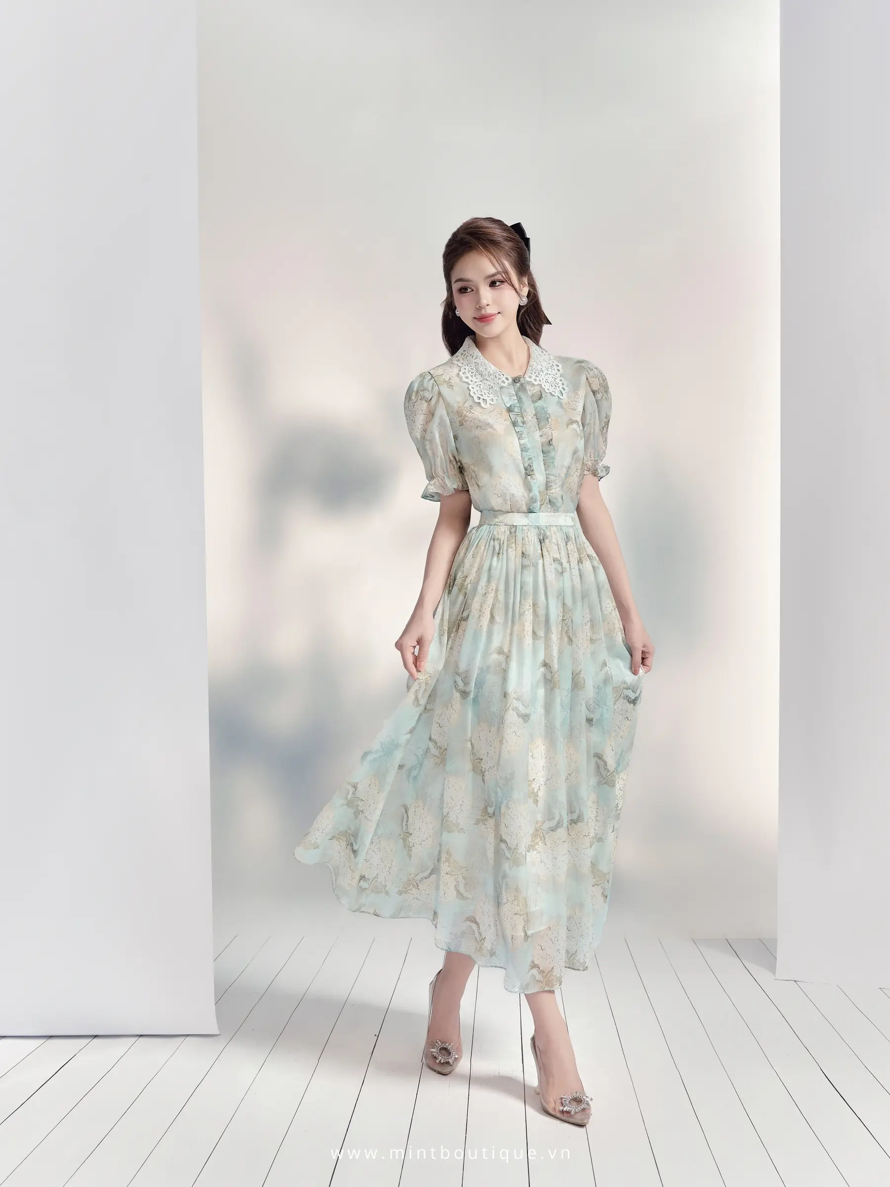 Áo sơ mi tơ hoa xanh nẹp bèo cổ kê ren trắng - Image 4