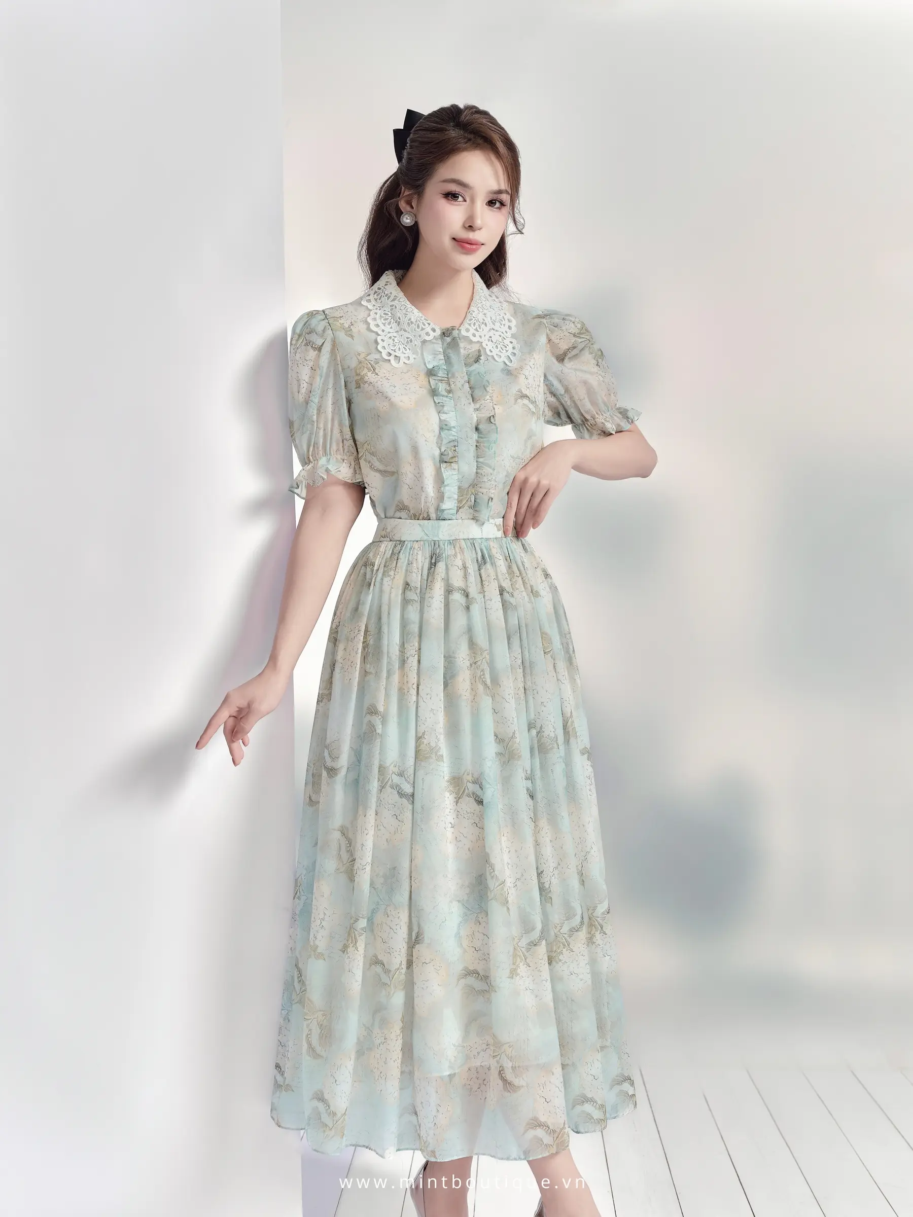 Áo sơ mi tơ hoa xanh nẹp bèo cổ kê ren trắng - Image 3