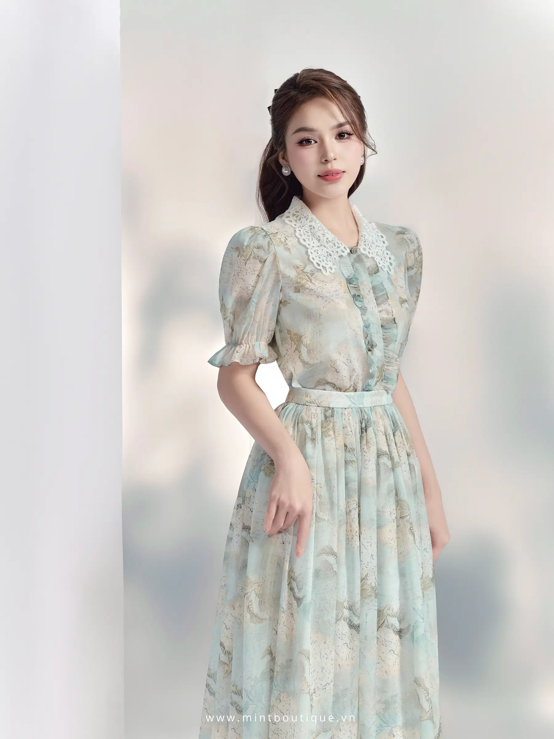 Áo sơ mi tơ hoa xanh nẹp bèo cổ kê ren trắng