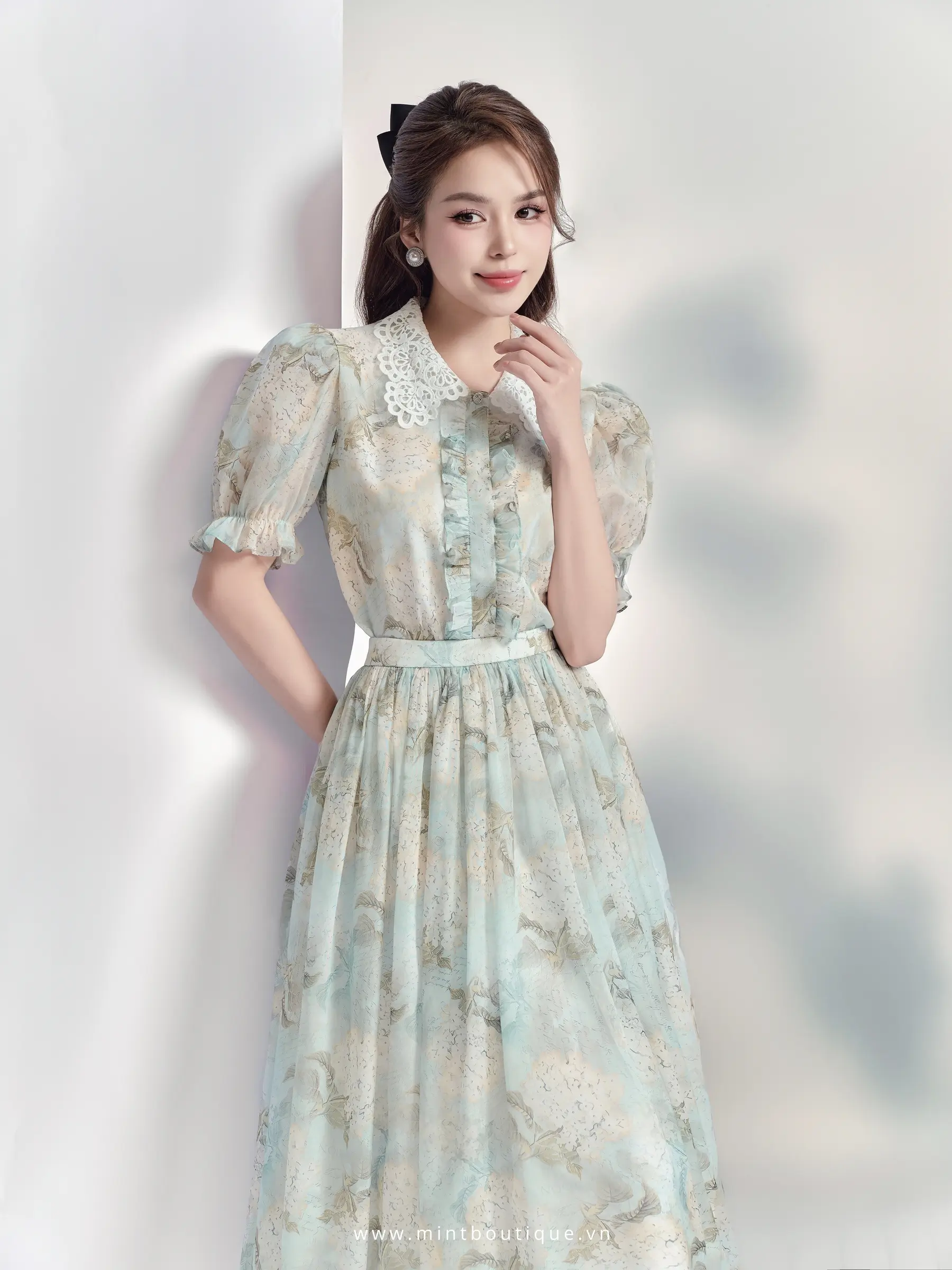 Áo sơ mi tơ hoa xanh nẹp bèo cổ kê ren trắng - Image 2