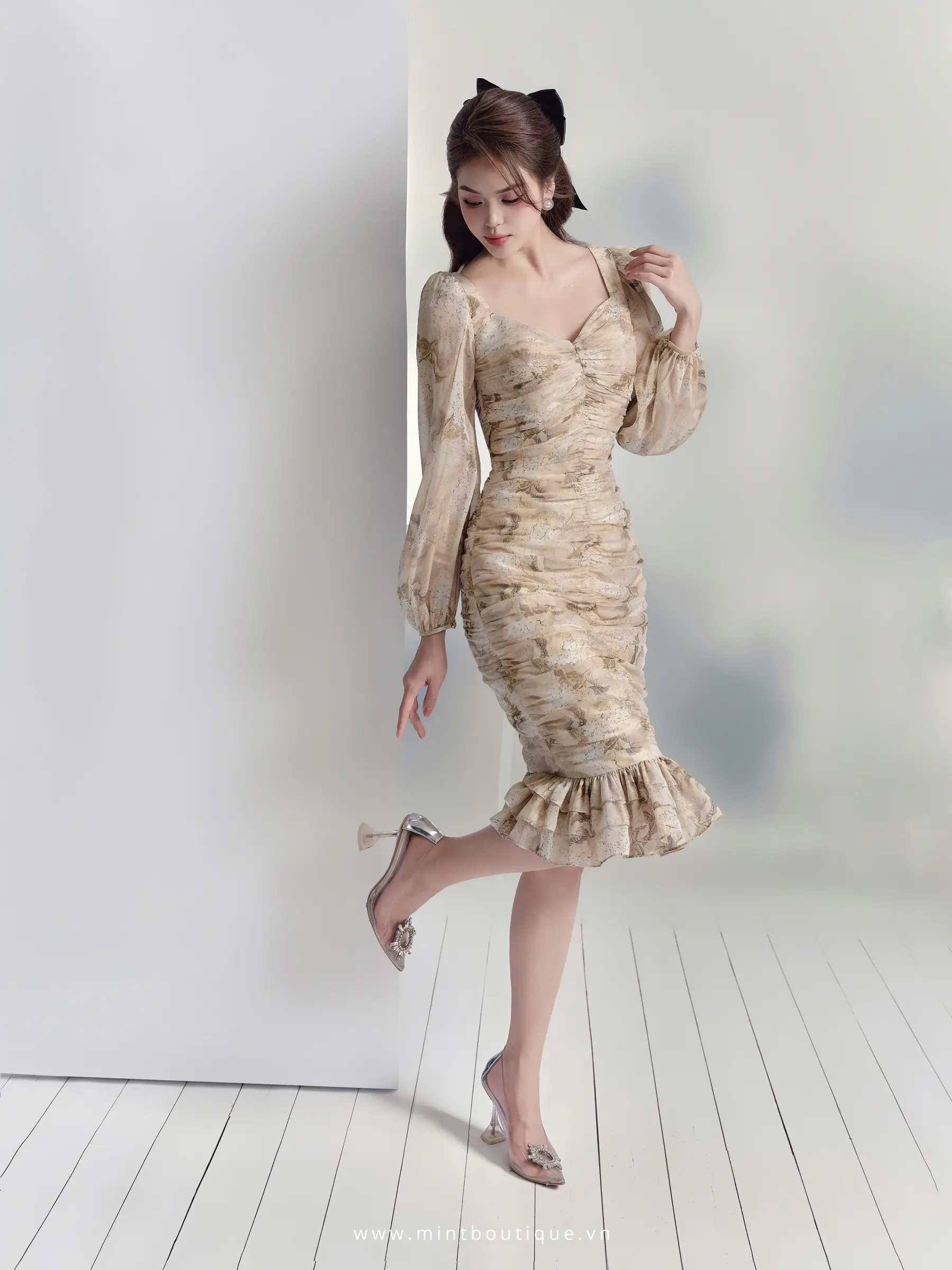 Váy liền mini tơ tằm hoa cam cúp ngực rút nhăn tay dài gấu viền 3 tầng bèo - Image 4