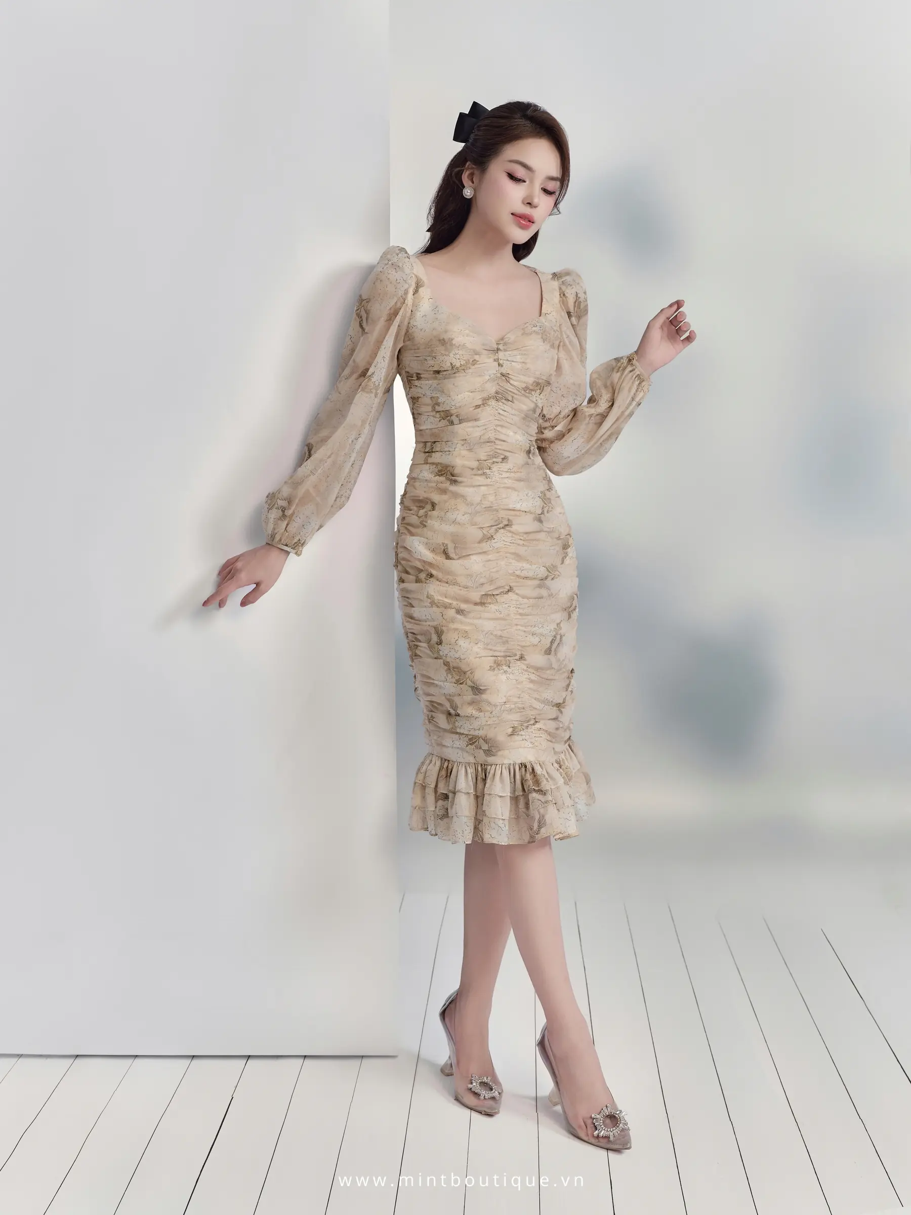 Váy liền mini tơ tằm hoa cam cúp ngực rút nhăn tay dài gấu viền 3 tầng bèo - Image 3