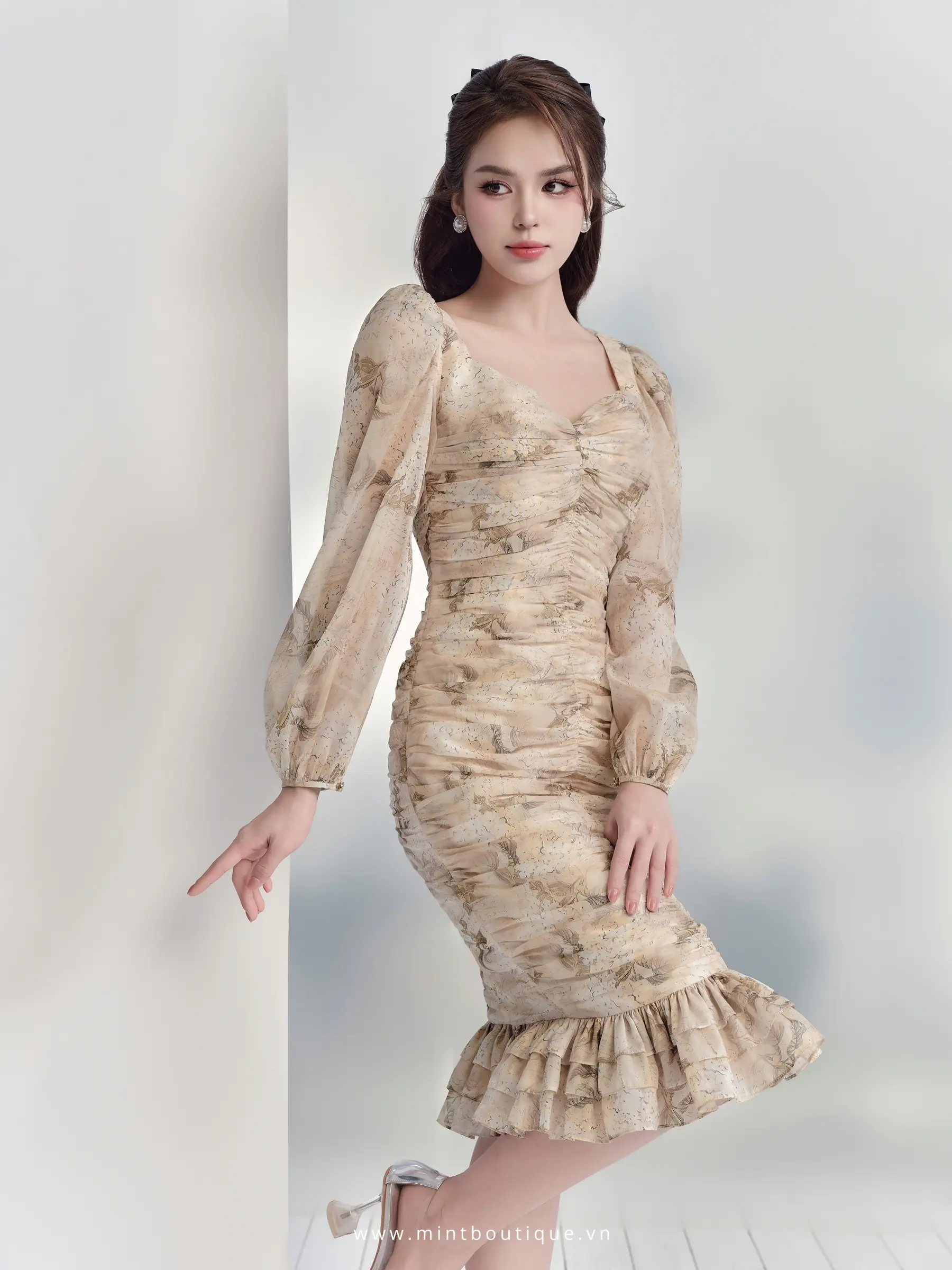 Váy liền mini tơ tằm hoa cam cúp ngực rút nhăn tay dài gấu viền 3 tầng bèo - Image 2