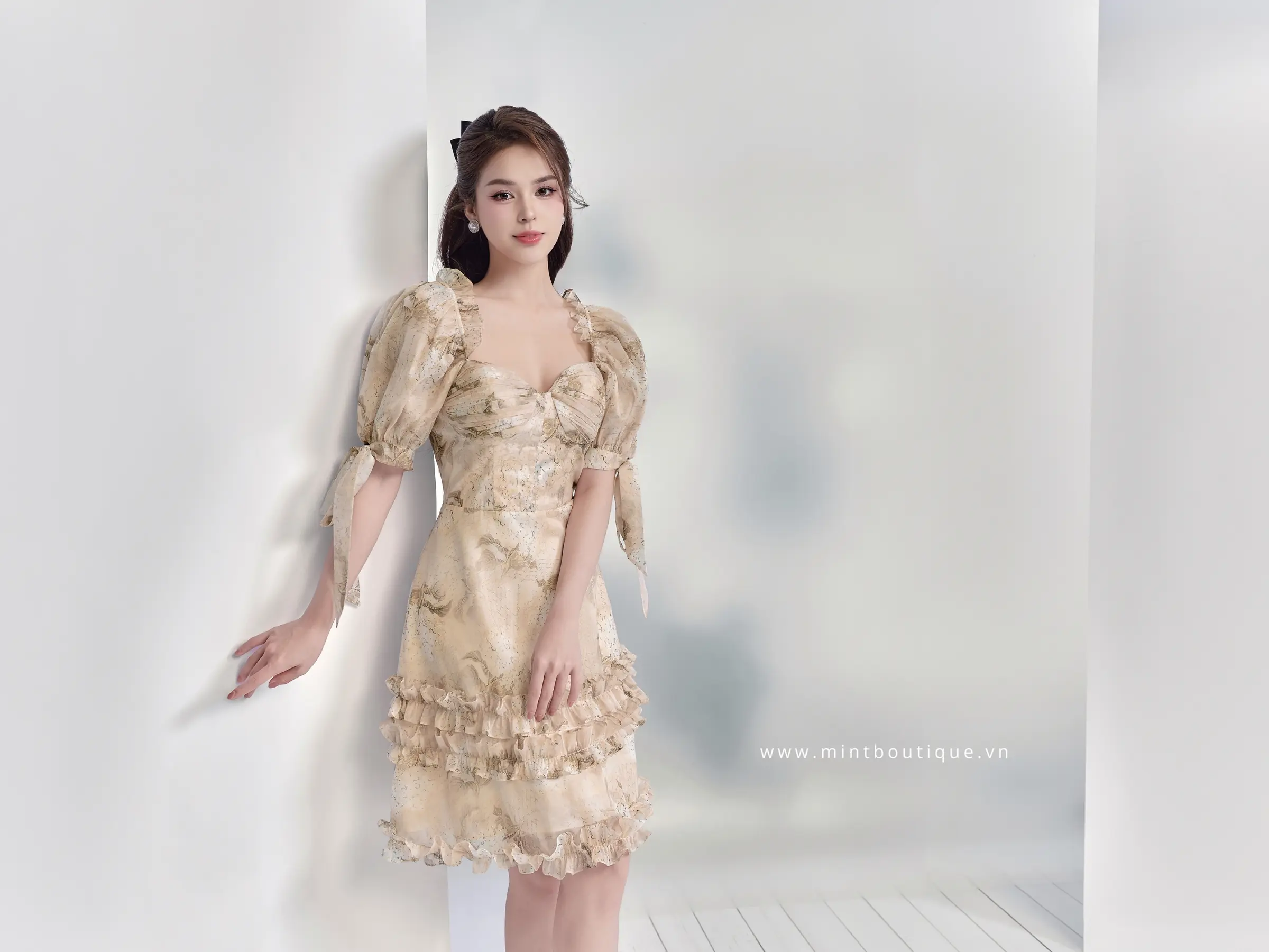 Váy liền mini tơ tằm hoa cam cúp ngực viền bèo gấu tay ngắn buộc nơ - Image 6