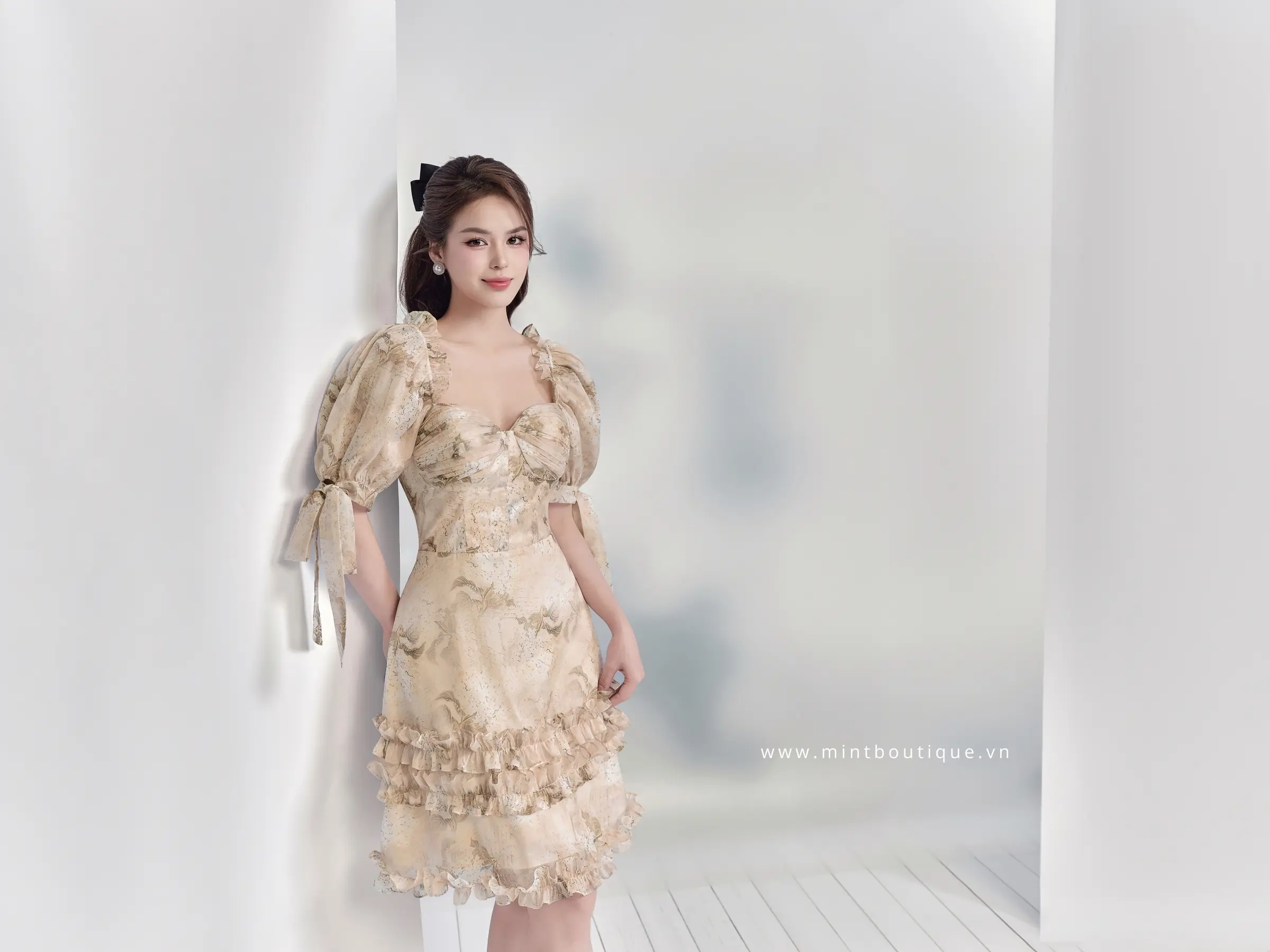 Váy liền mini tơ tằm hoa cam cúp ngực viền bèo gấu tay ngắn buộc nơ - Image 5