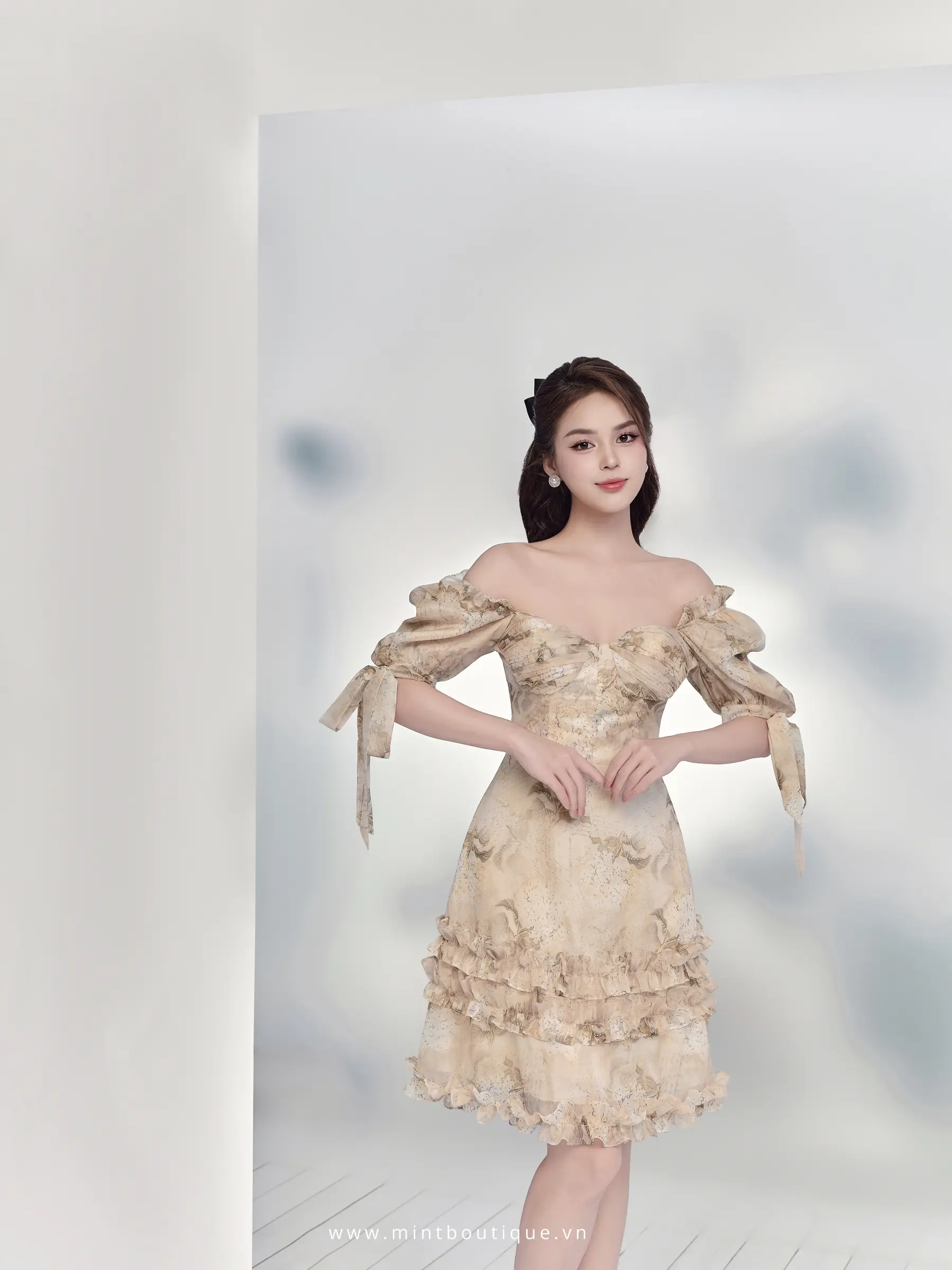 Váy liền mini tơ tằm hoa cam cúp ngực viền bèo gấu tay ngắn buộc nơ - Image 3