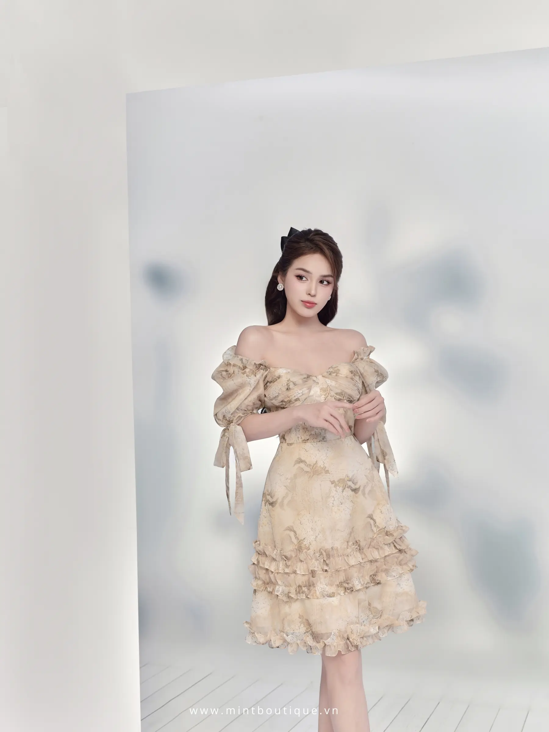 Váy liền mini tơ tằm hoa cam cúp ngực viền bèo gấu tay ngắn buộc nơ - Image 2