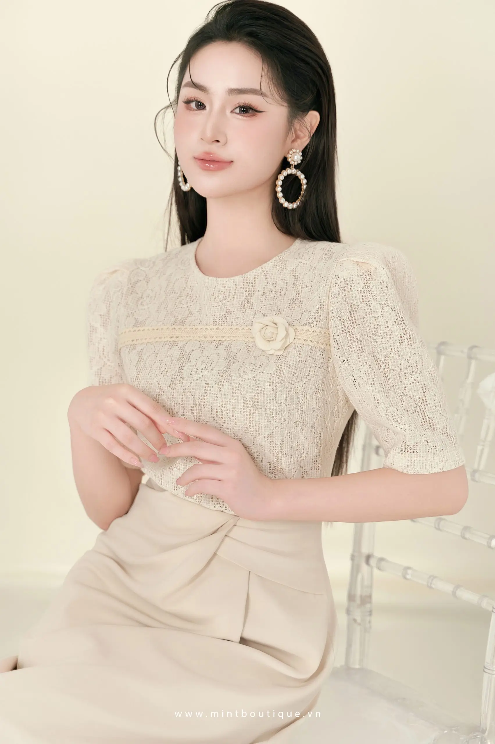 Áo sơ mi ren ép hoa hồng kem cổ tròn tay cộc can viền ren kem - Image 2