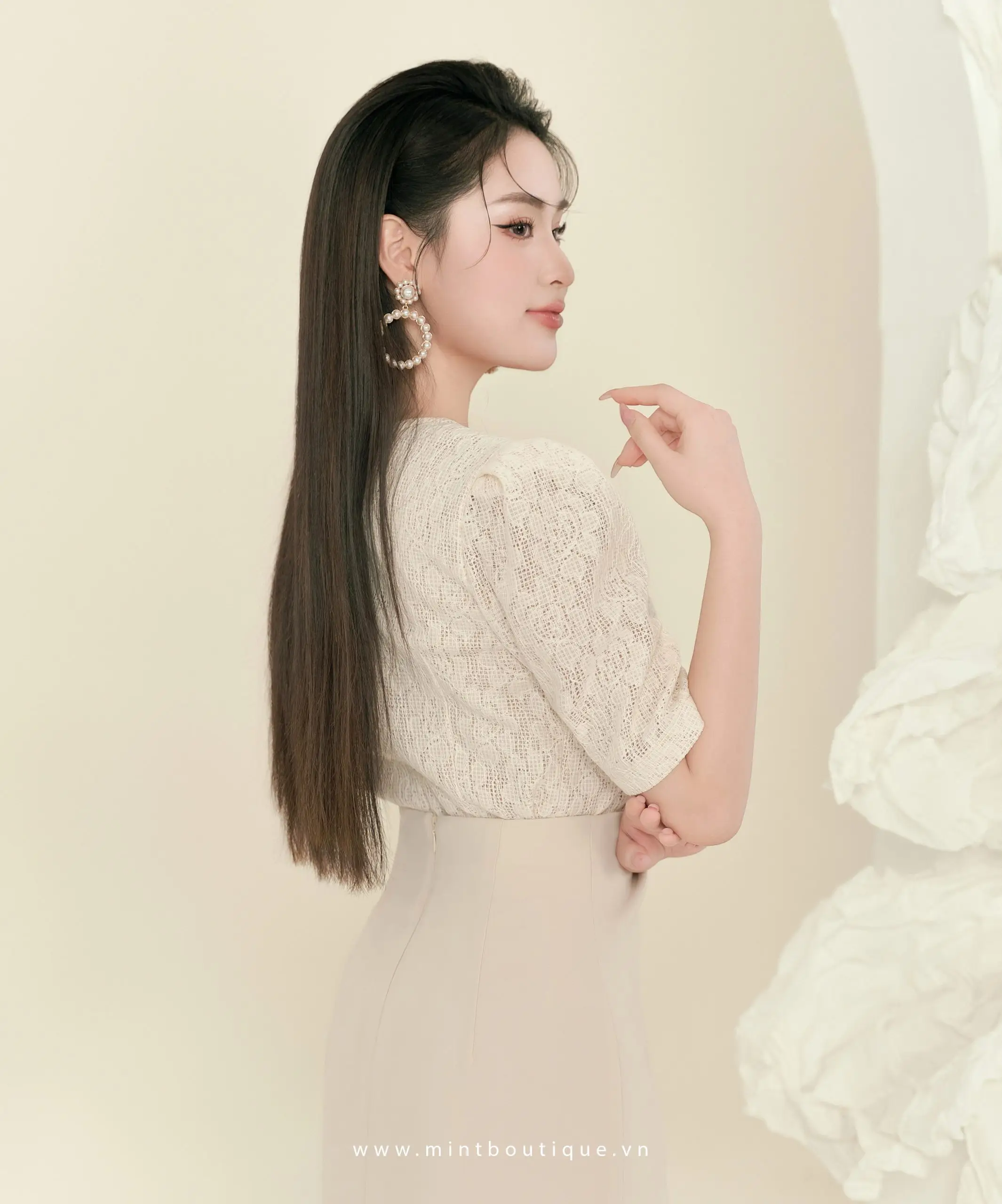 Áo sơ mi ren ép hoa hồng kem cổ tròn tay cộc can viền ren kem - Image 3