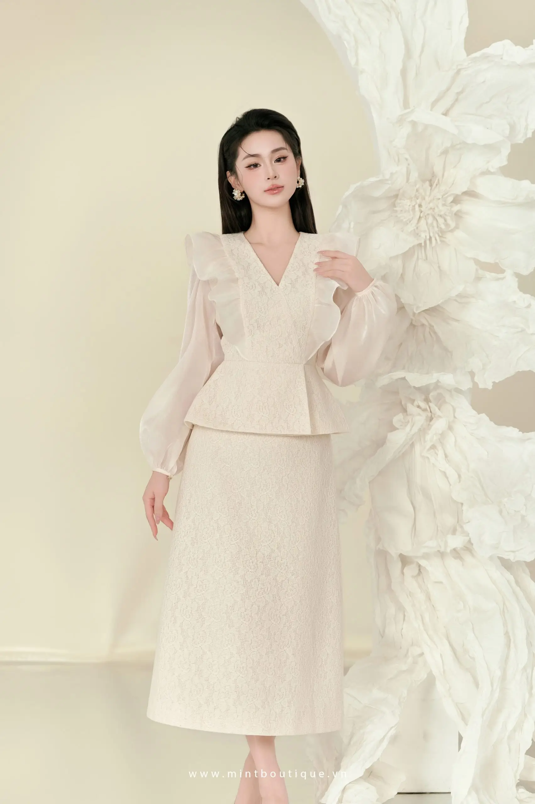 Áo ren ép hoa hồng kem cổ V khóa sau bèo tay phối tơ óng kem