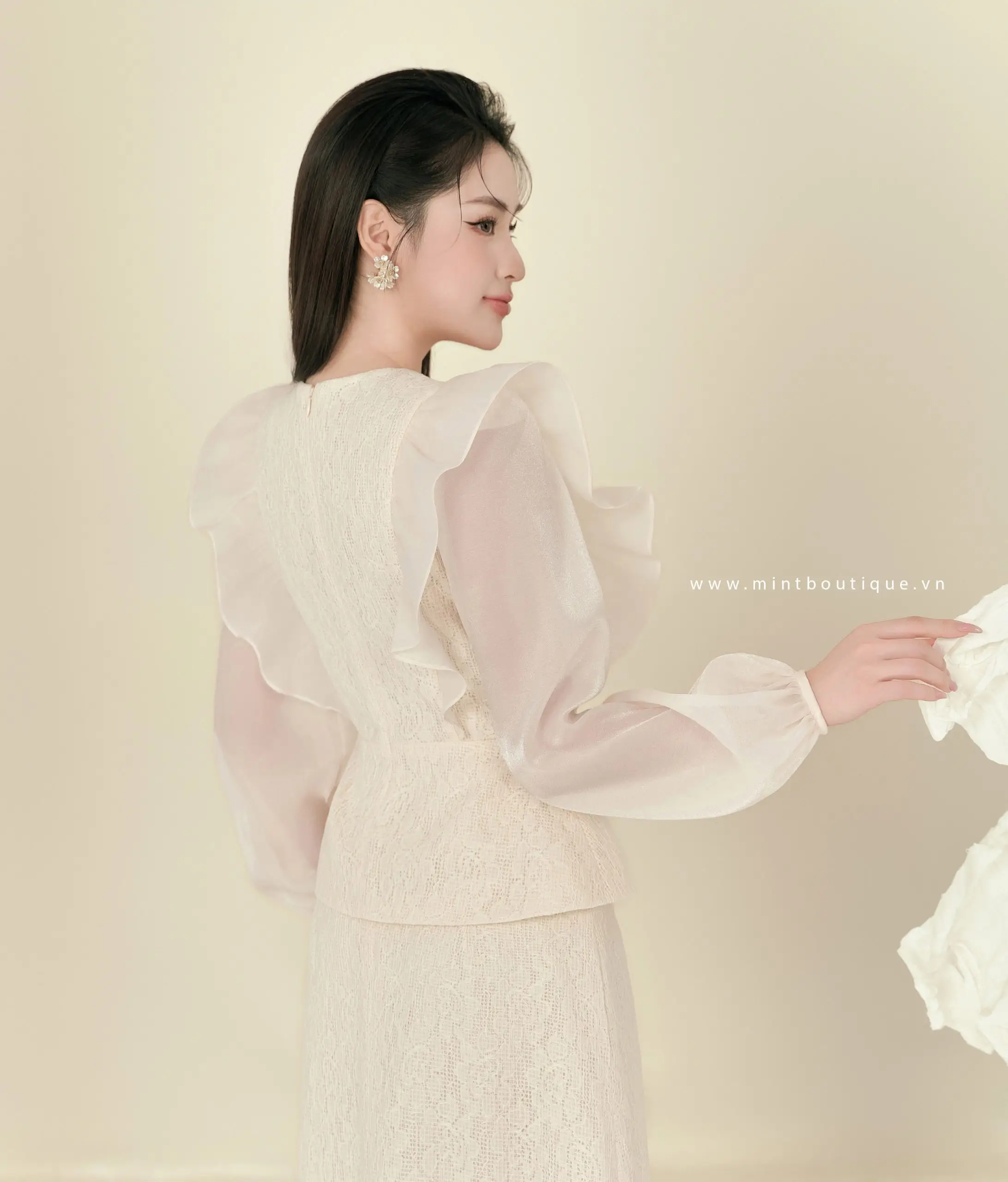 Áo ren ép hoa hồng kem cổ V khóa sau bèo tay phối tơ óng kem - Image 2