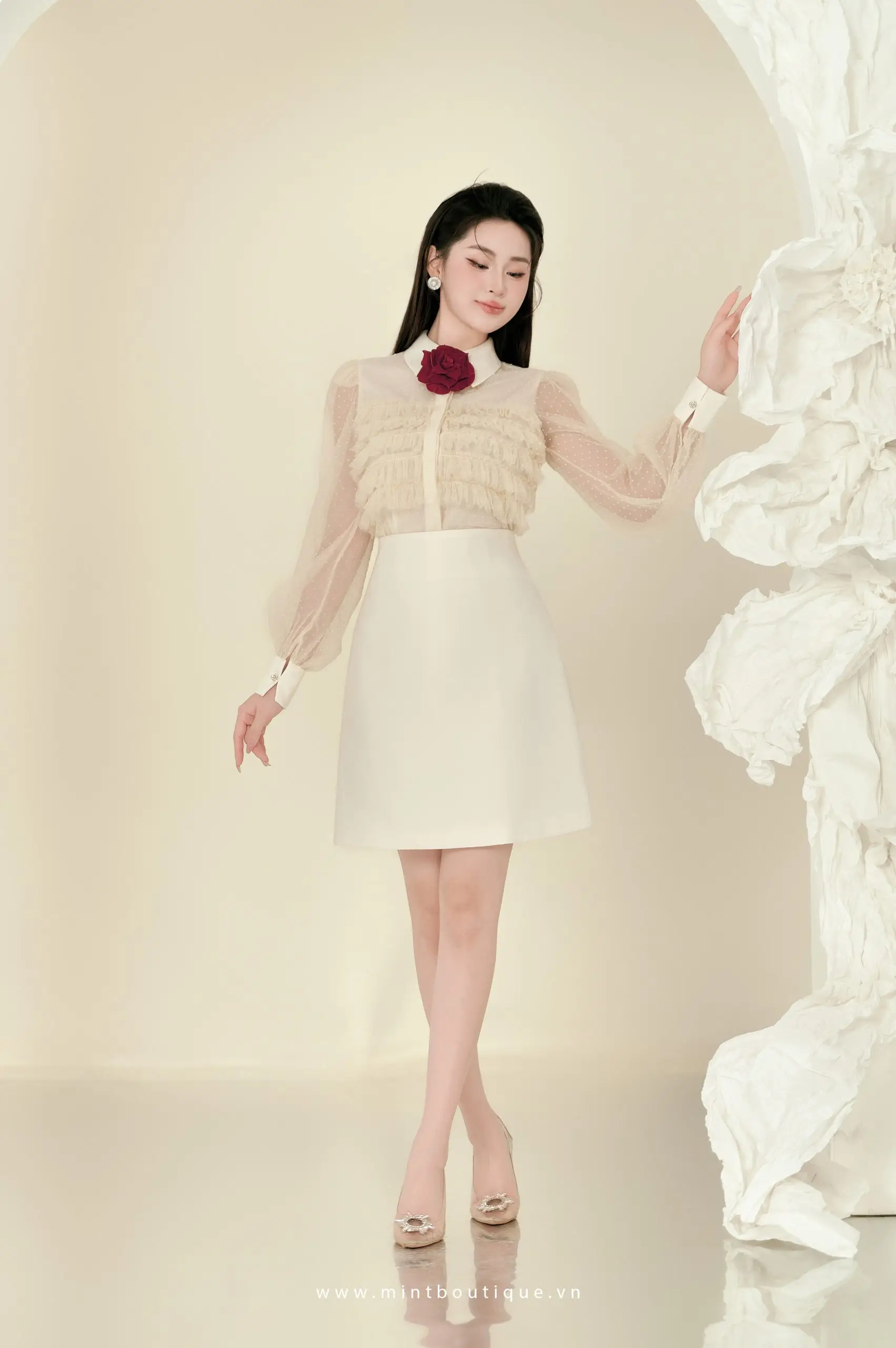 Chân váy tafta kem dáng A ngắn cạp liền