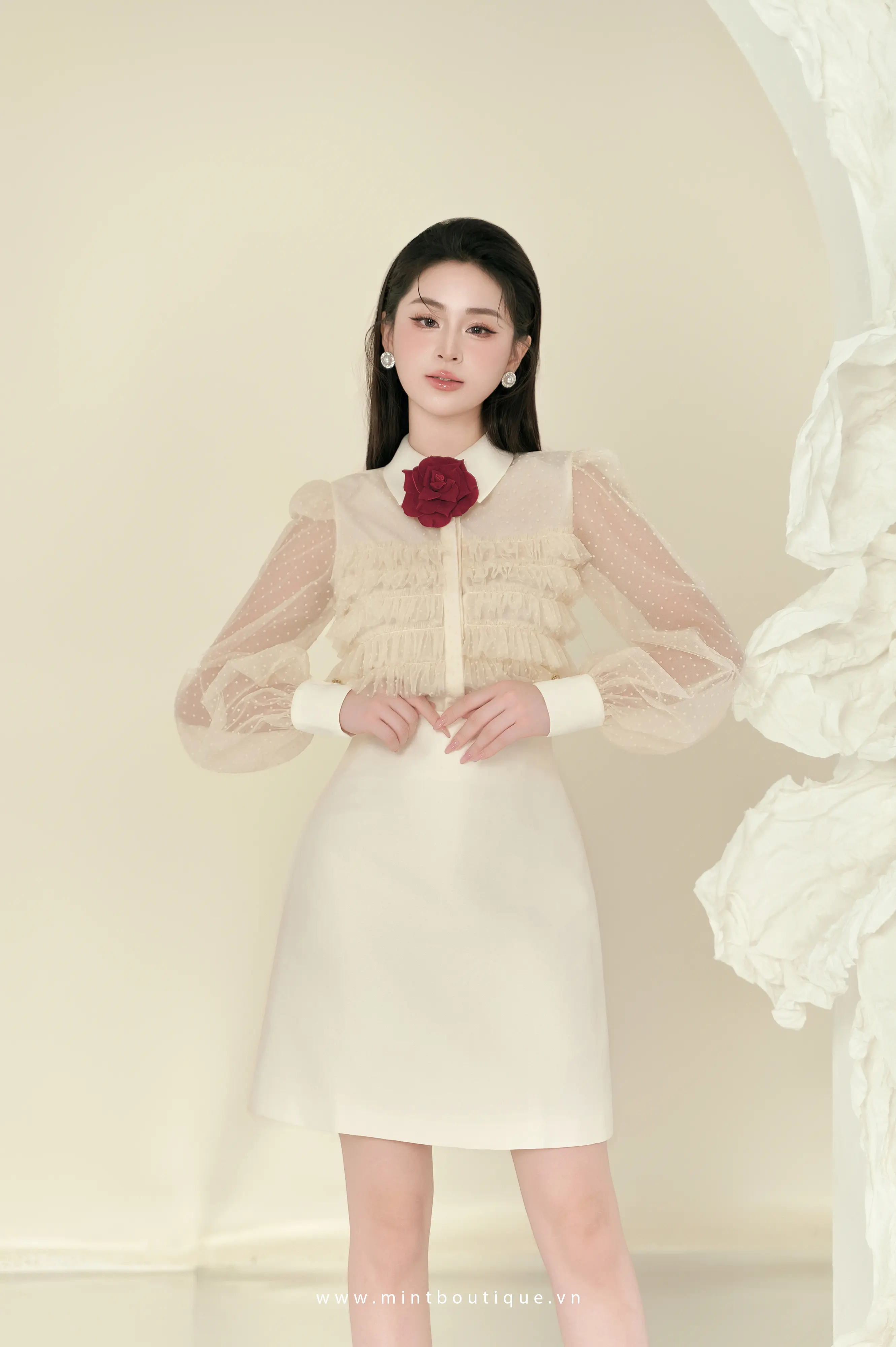 Áo sơ mi lưới chấm bi kem bèo ngực cổ đức nẹp giấu khuy