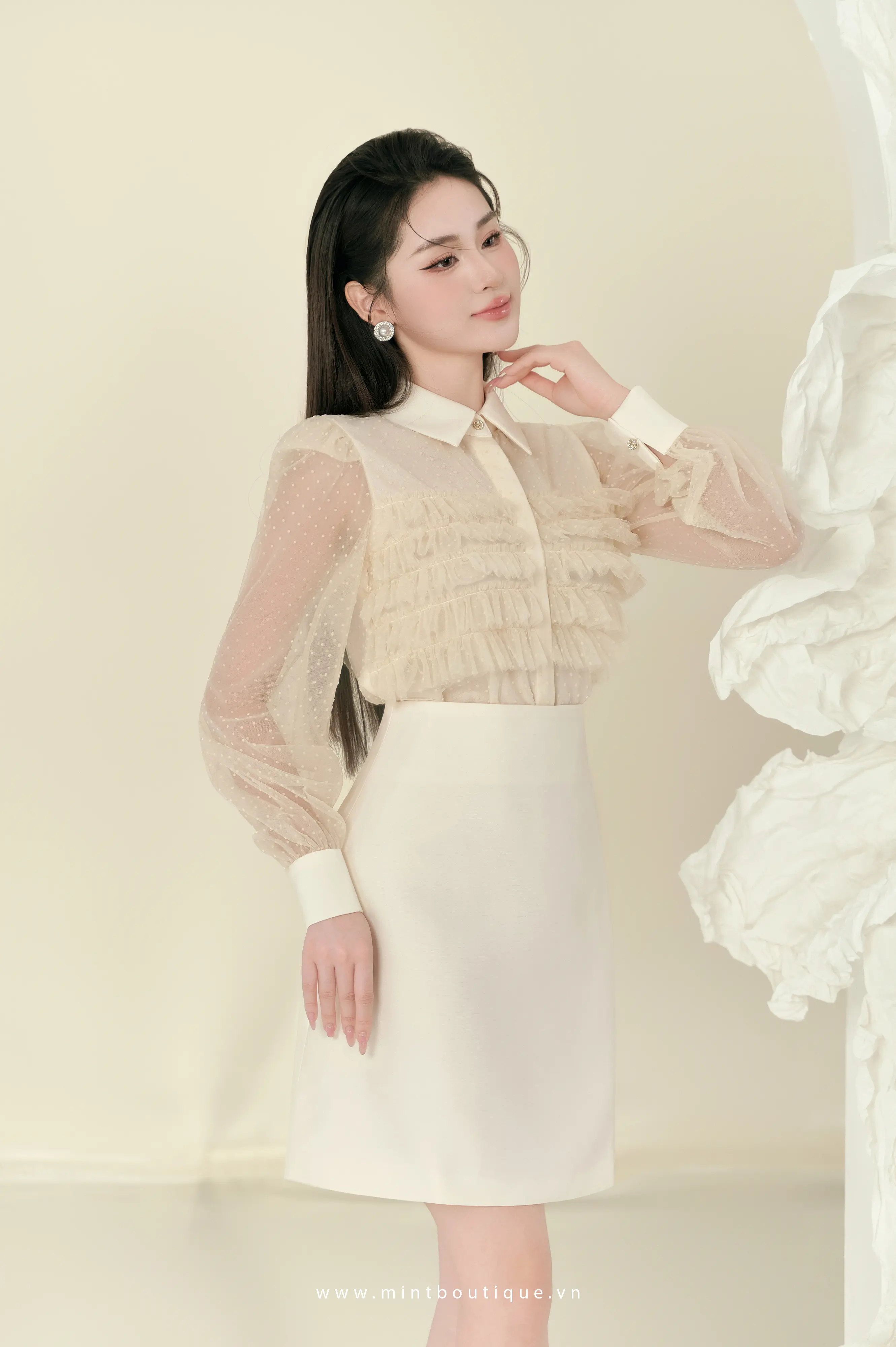 Áo sơ mi lưới chấm bi kem bèo ngực cổ đức nẹp giấu khuy - Image 2