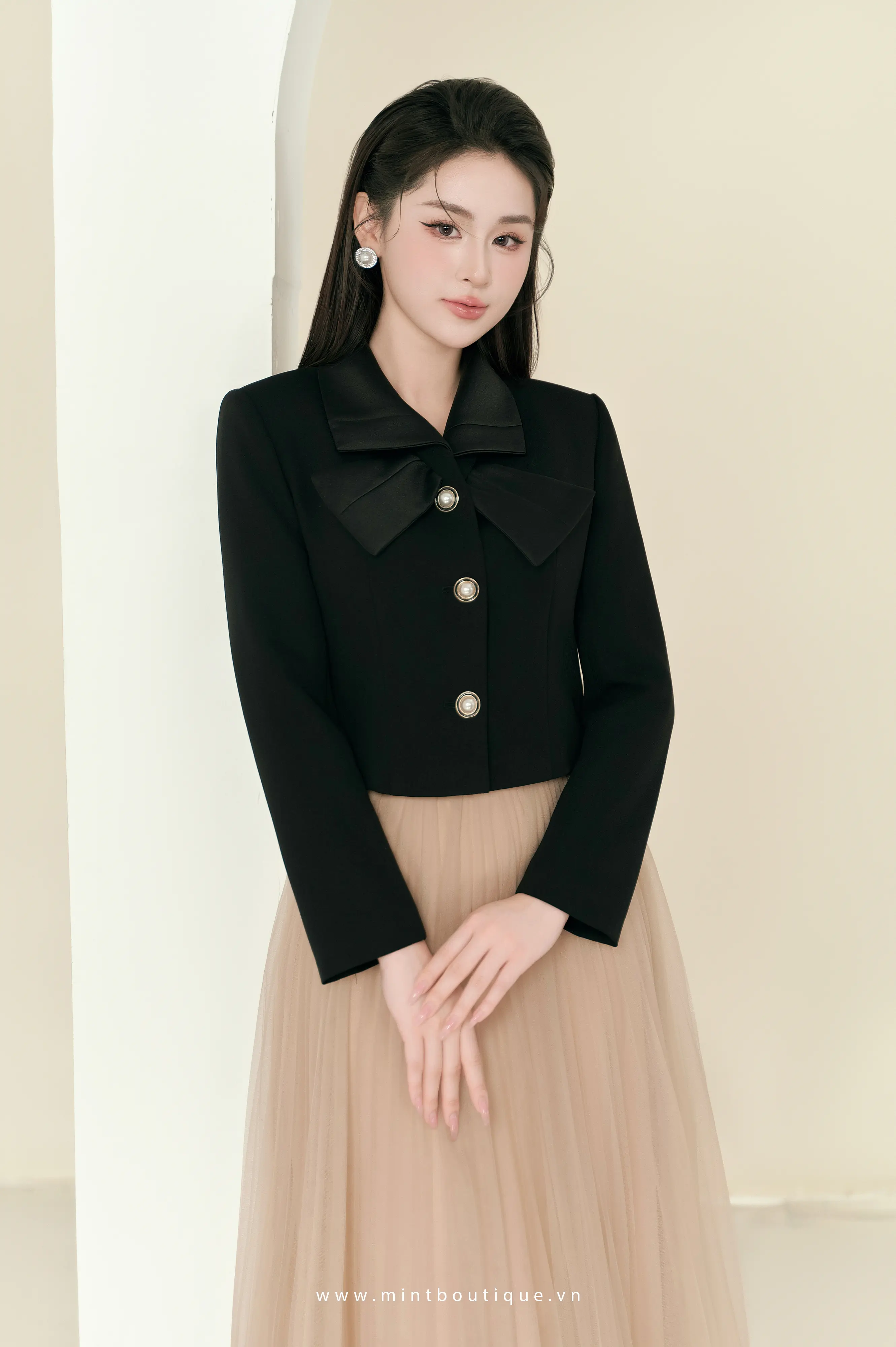 Áo vest thô đen cổ nơ tafta đen dài tay