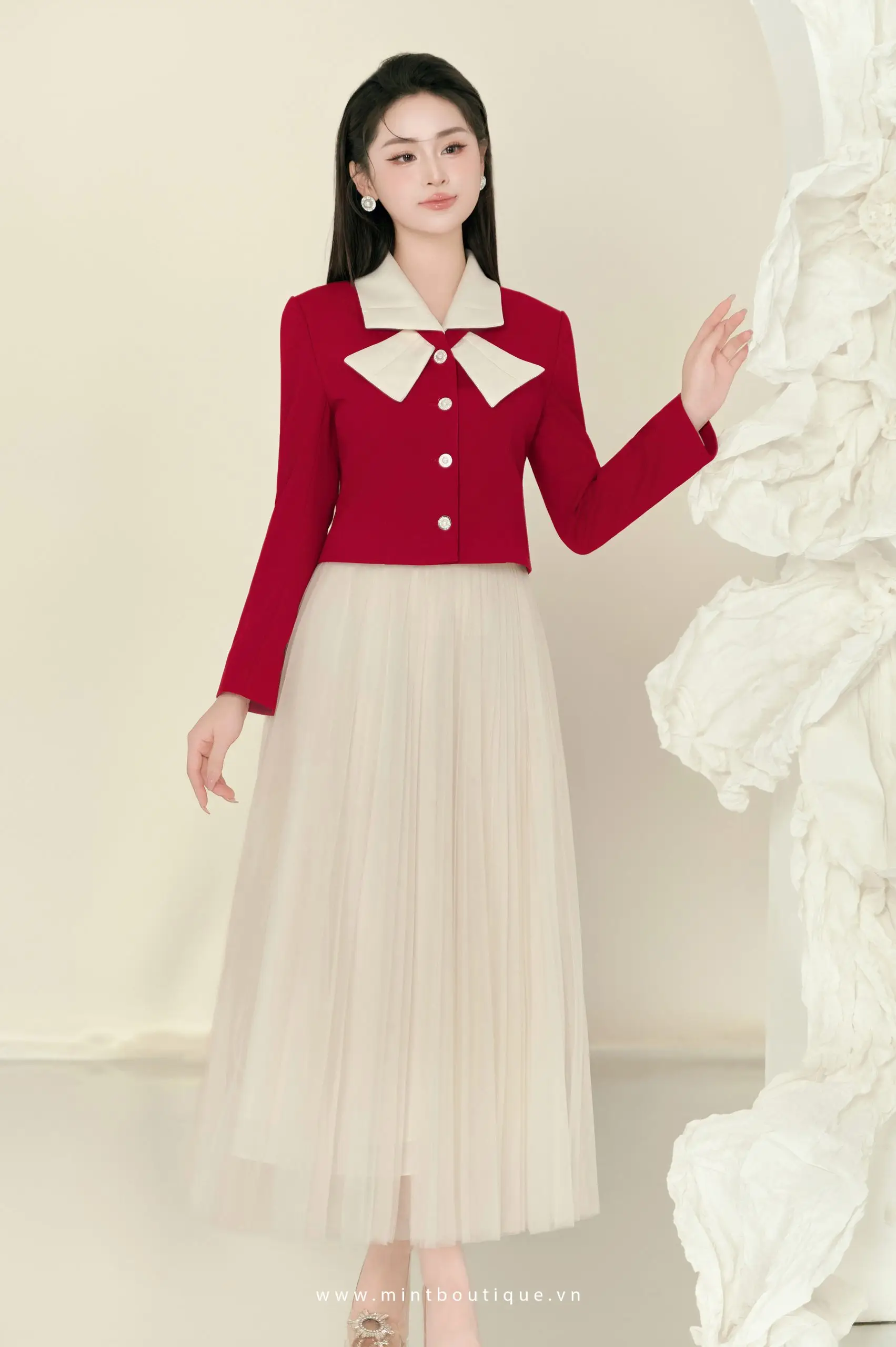 Áo vest thô đỏ cổ nơ tafta kem dài tay