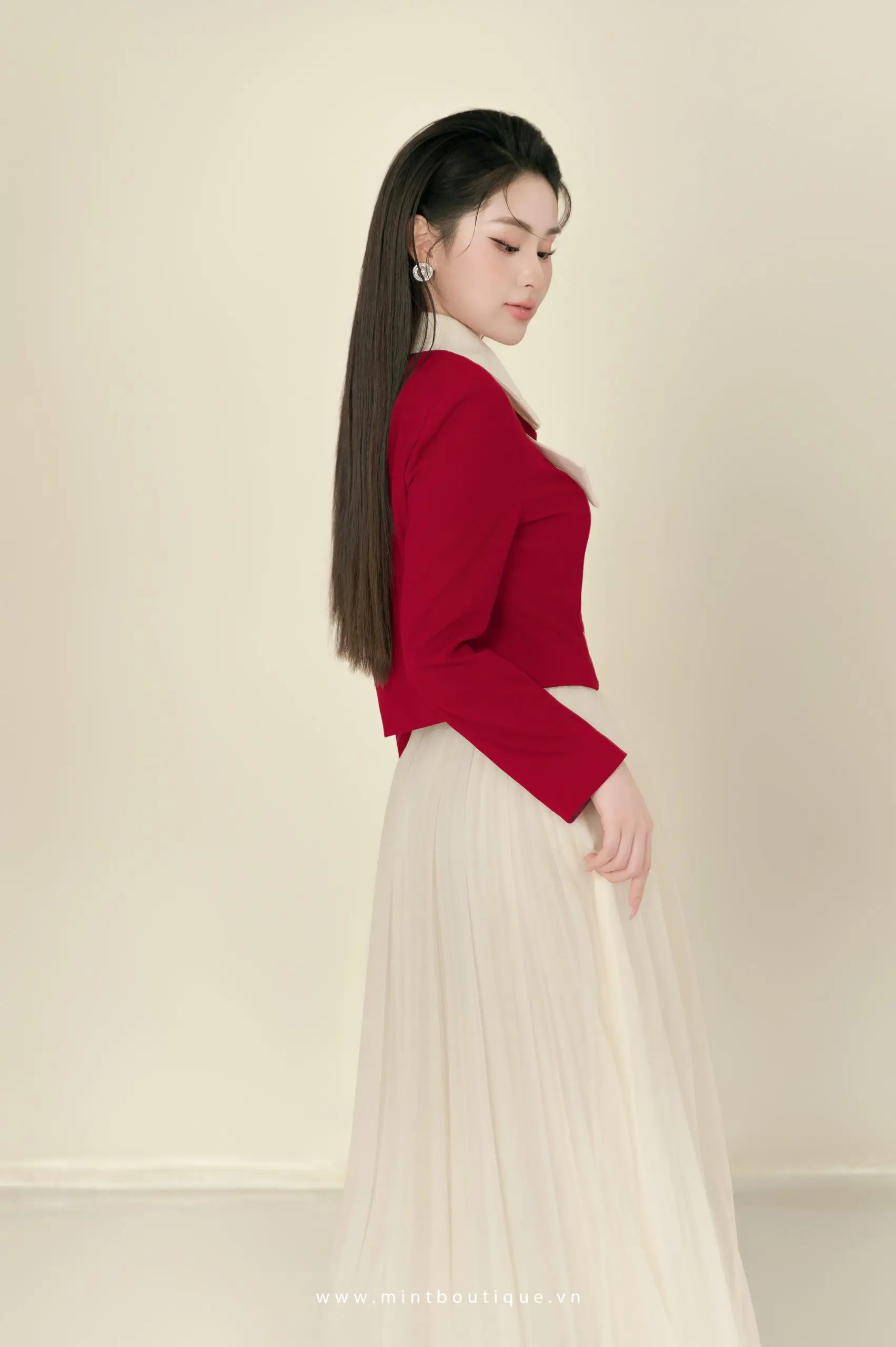 Áo vest thô đỏ cổ nơ tafta kem dài tay - Image 3