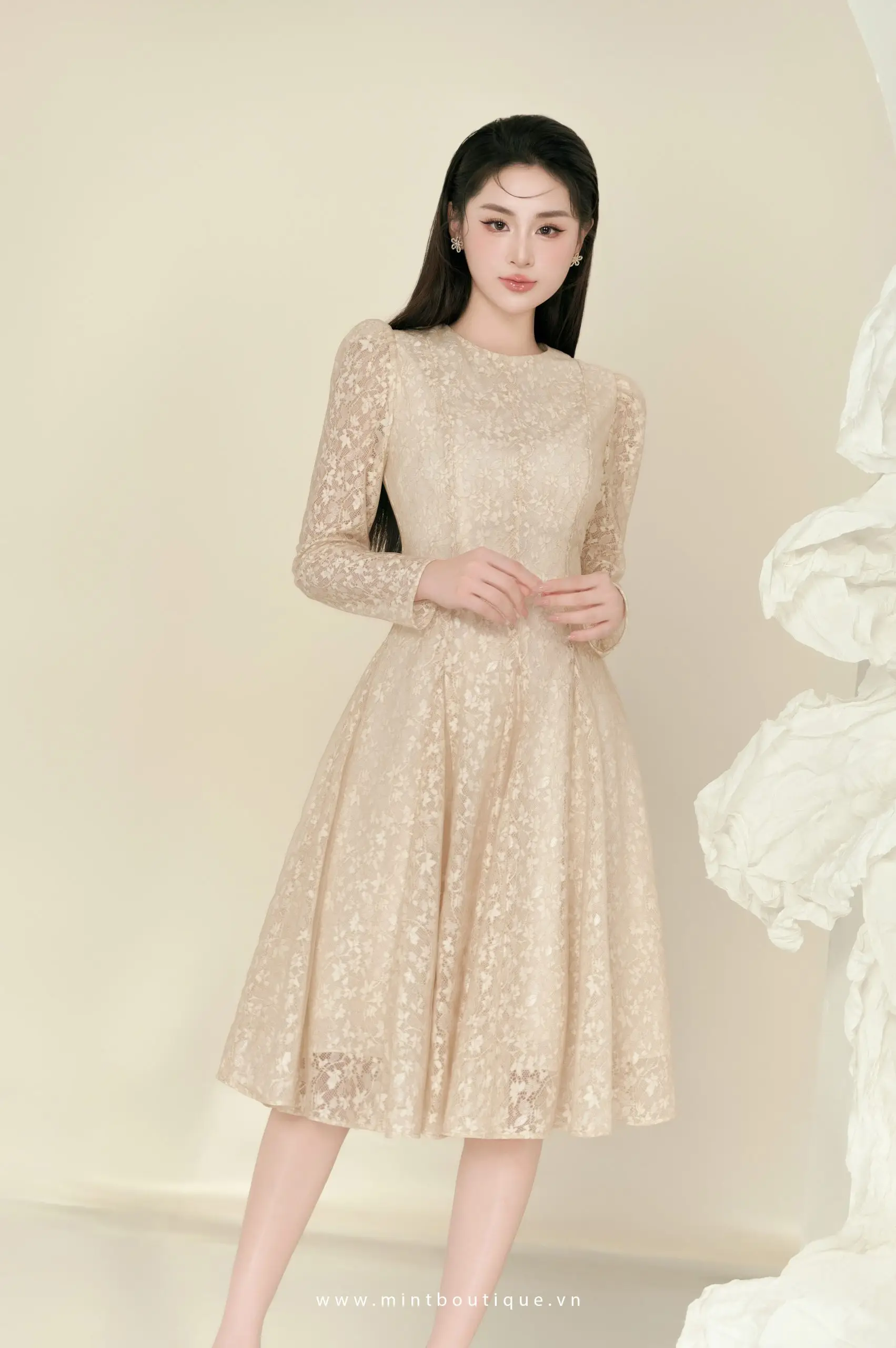 Váy liền ren hoa nhí tùng xoè tam giác cổ tròn tay dài - Image 7