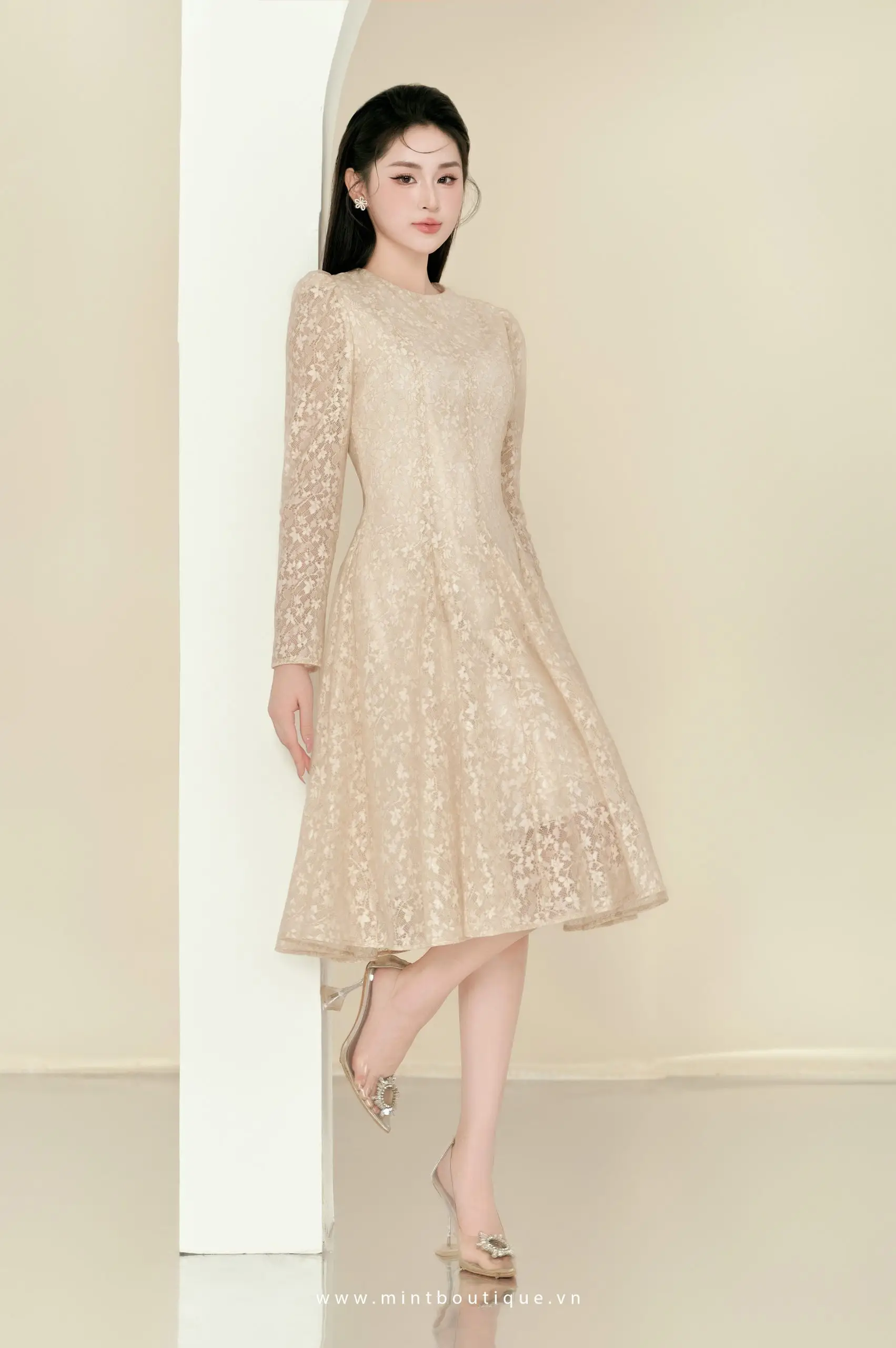 Váy liền ren hoa nhí tùng xoè tam giác cổ tròn tay dài - Image 3