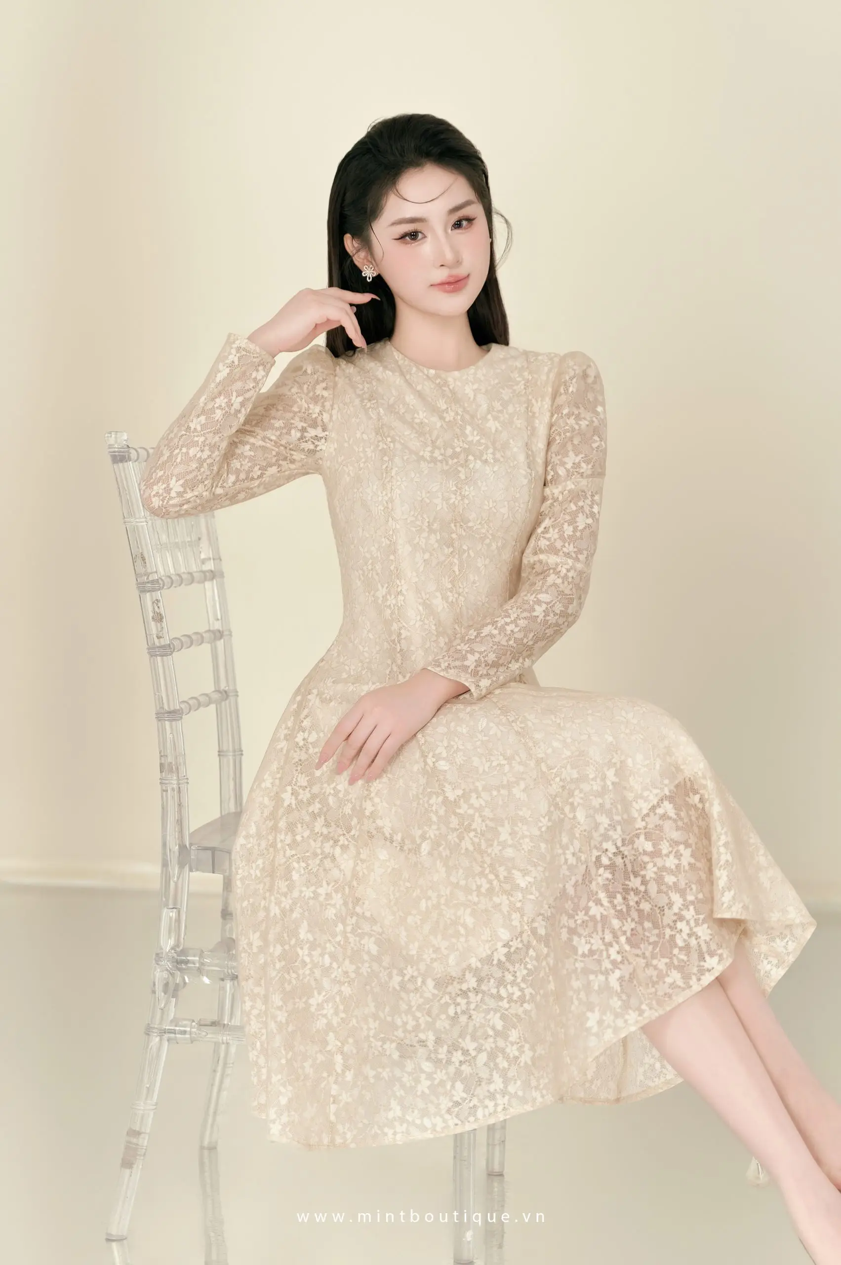 Váy liền ren hoa nhí tùng xoè tam giác cổ tròn tay dài - Image 5