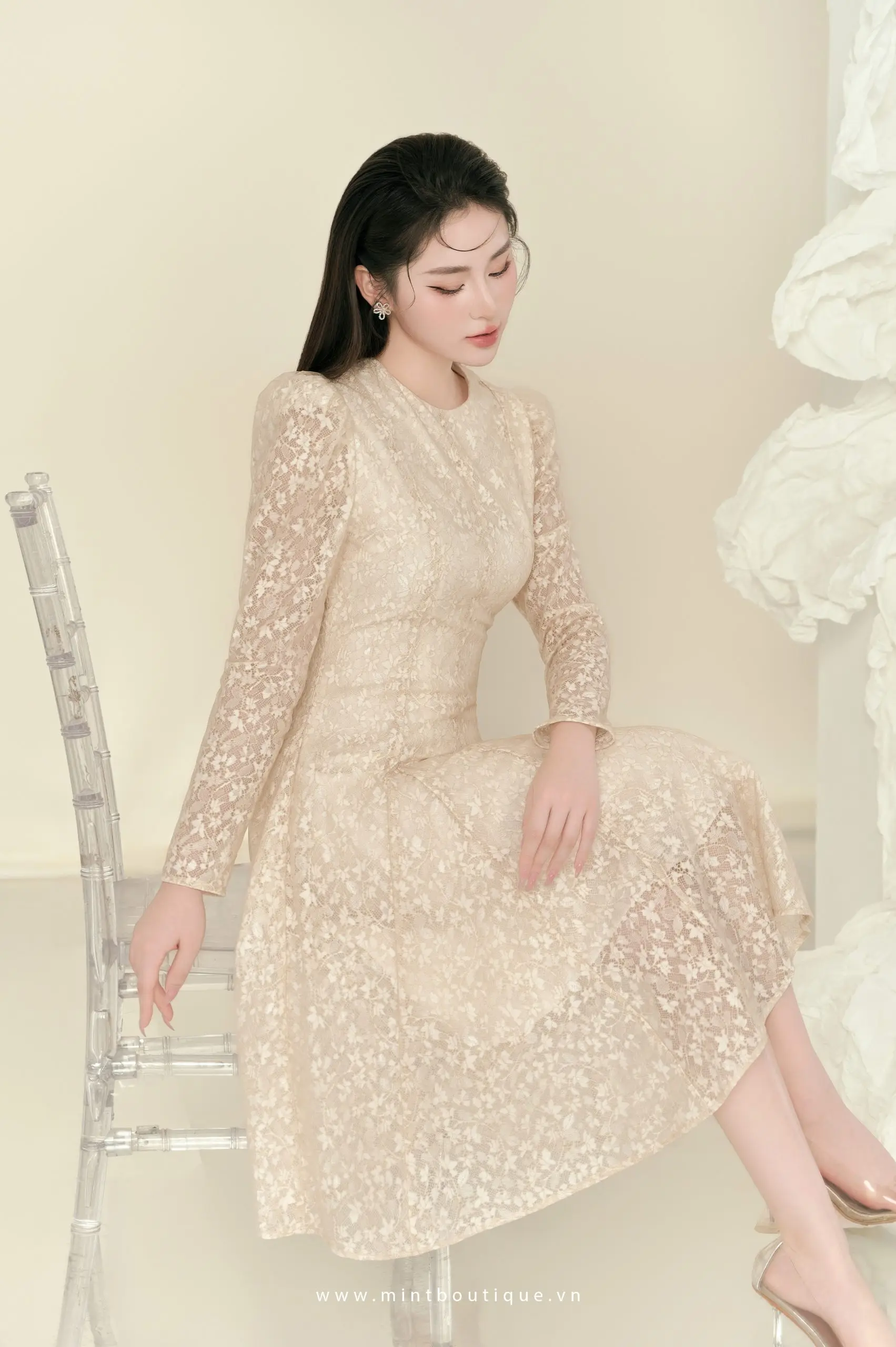 Váy liền ren hoa nhí tùng xoè tam giác cổ tròn tay dài - Image 4