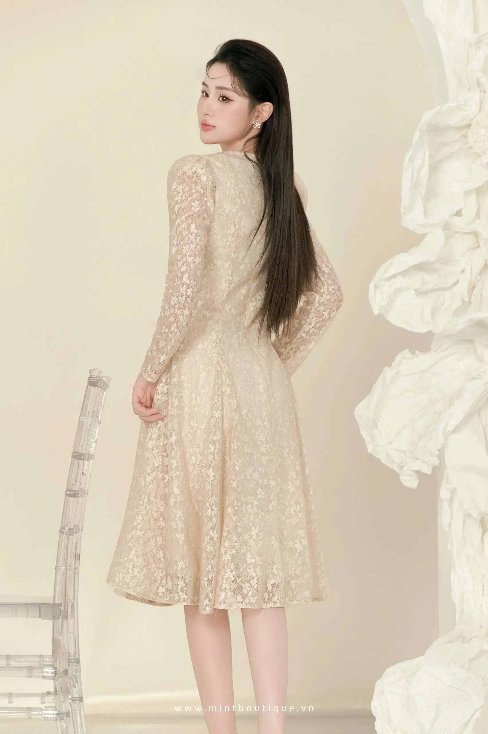 Váy liền ren hoa nhí tùng xoè tam giác cổ tròn tay dài - Image 2