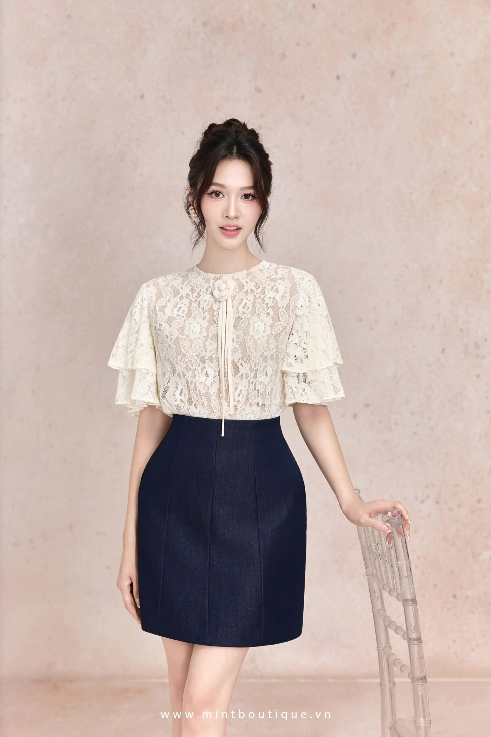 Áo chéo dior kem cổ sen tròn hai túi ốp tròn tay vest dài